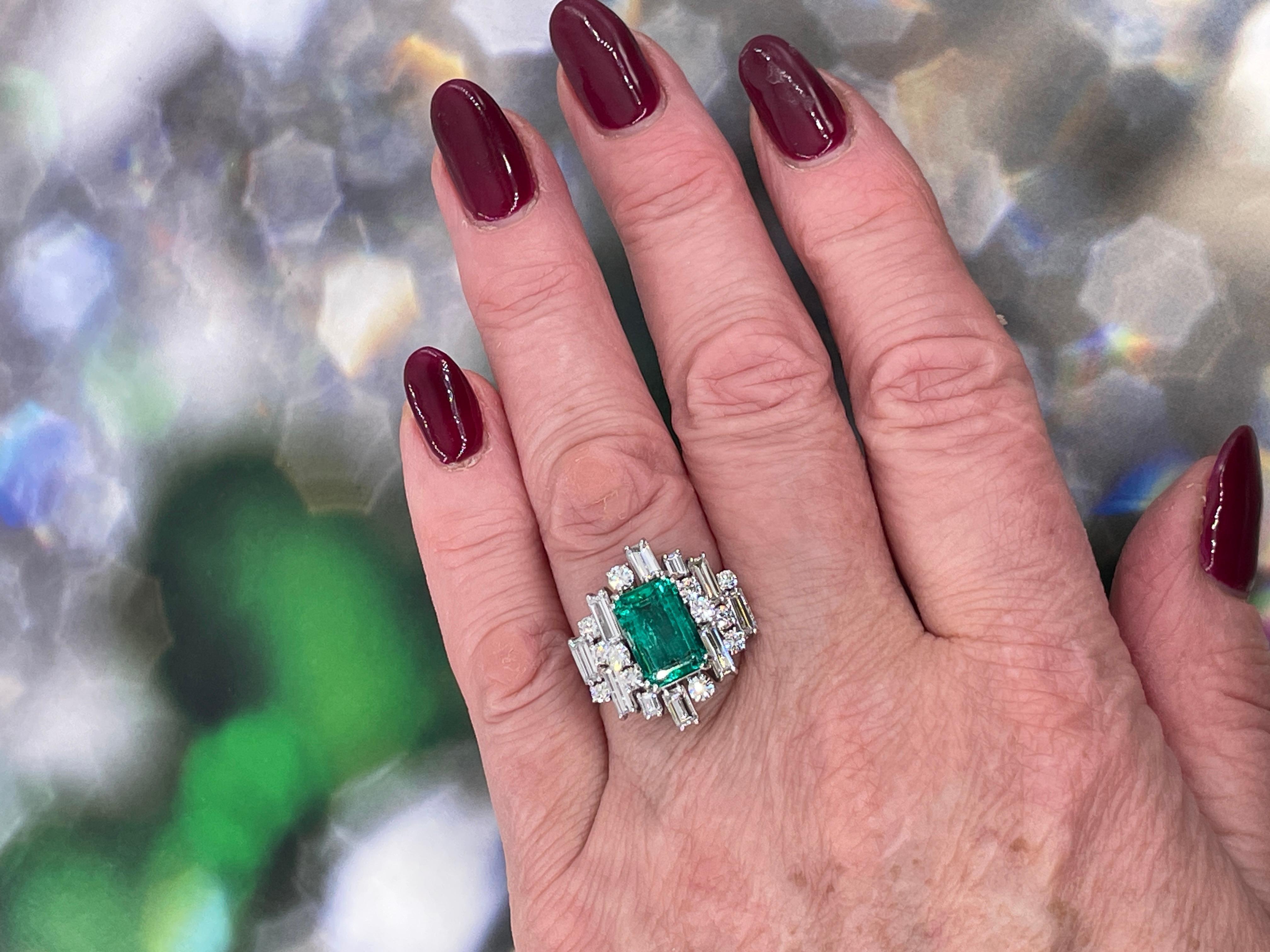 Women's Vintage AGL 5.75cts Insignificant Colombian Green Emerald Diamond 14KW Gold Ring For Sale