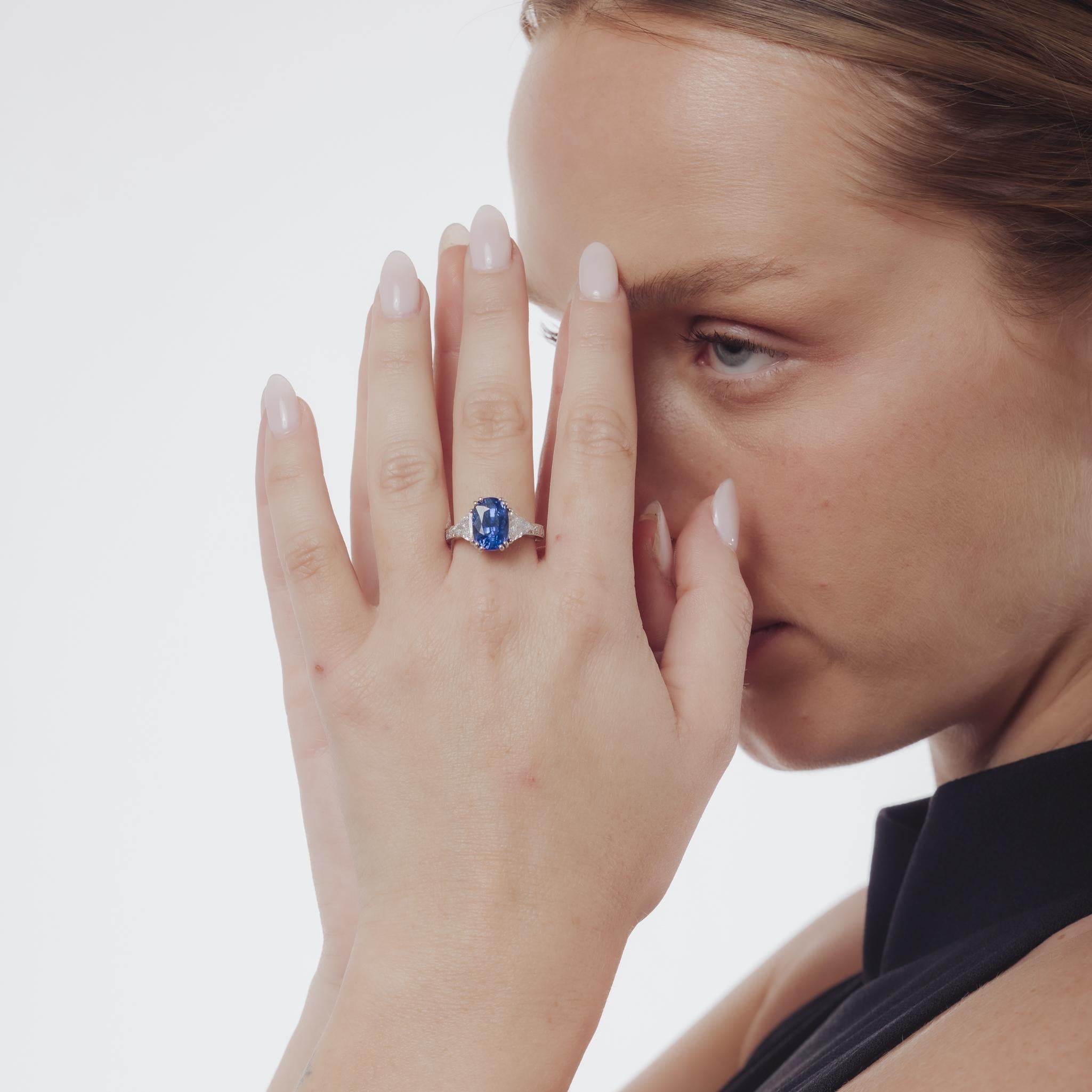 Taille ovale Bague de fiançailles vintage AGL 5,82 carats saphir de Ceylan diamant platine en vente