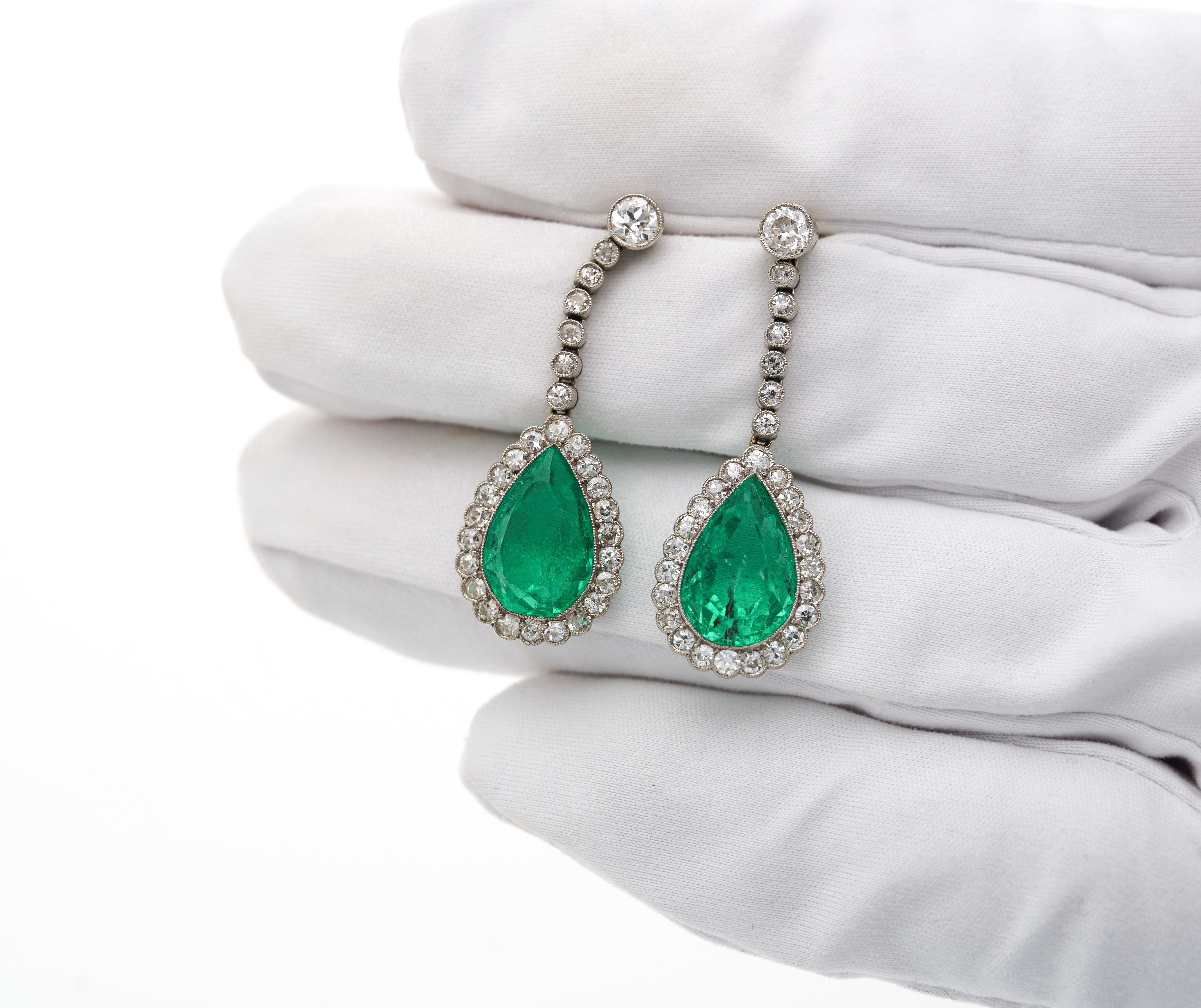 Vintage AGL Certified 10 Carat Colombian Emerald Drop Earrings in Platinum For Sale 4