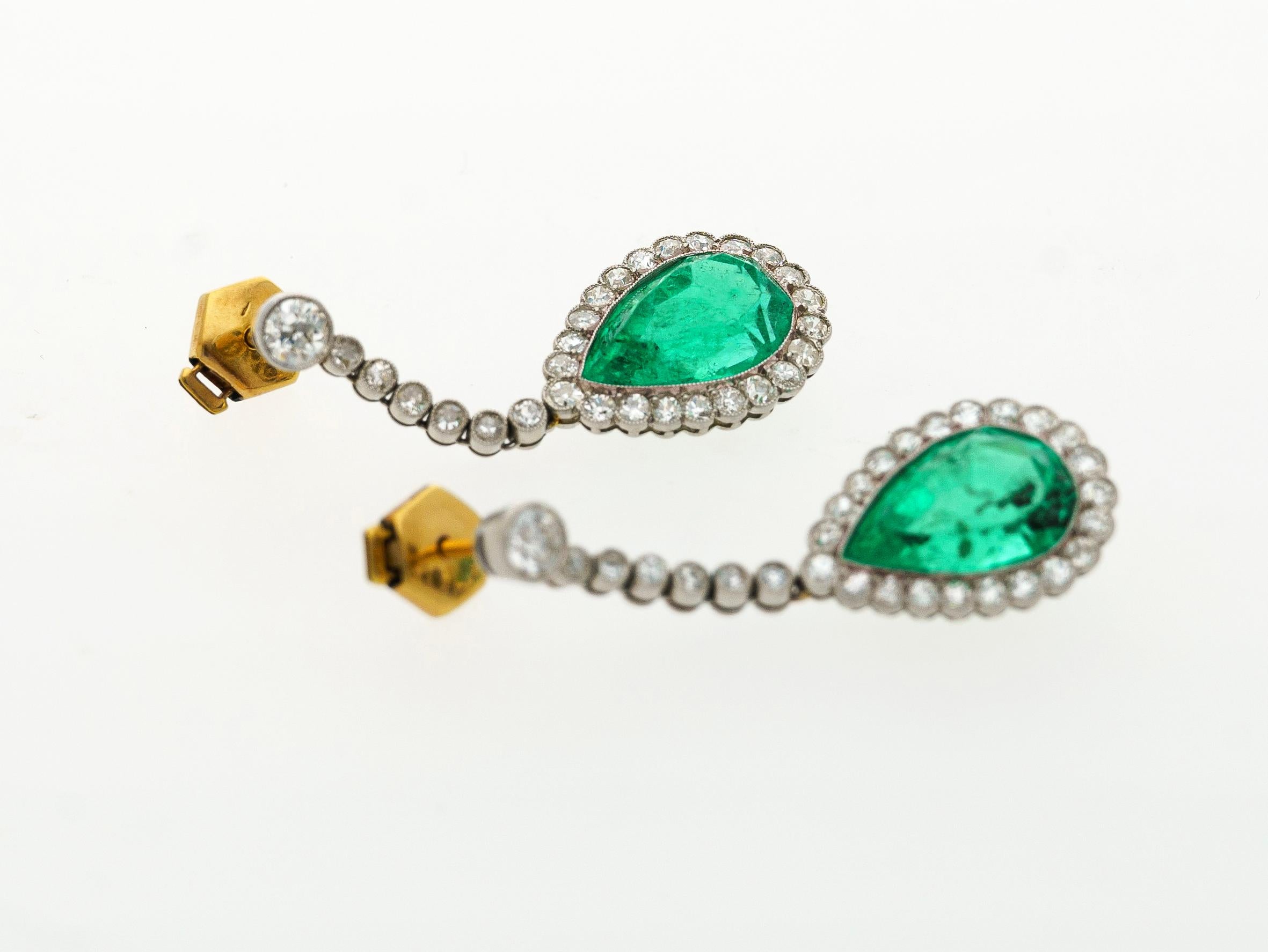 Vintage AGL Certified 10 Carat Colombian Emerald Drop Earrings in Platinum For Sale 3