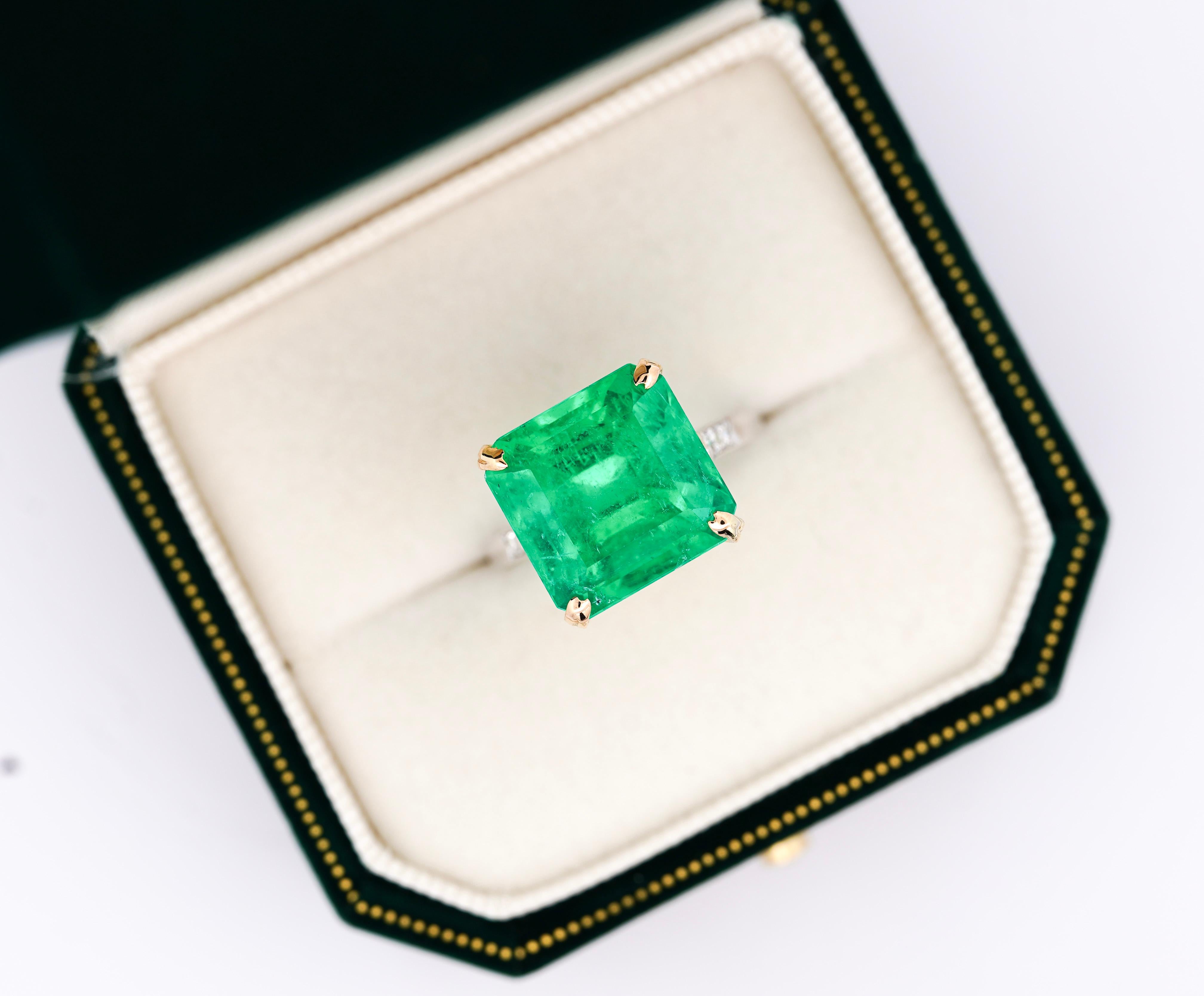 Vintage AGL Certified 11.28 Carat Colombian Emerald & Old Euro Cut Diamond Ring In New Condition For Sale In Miami, FL