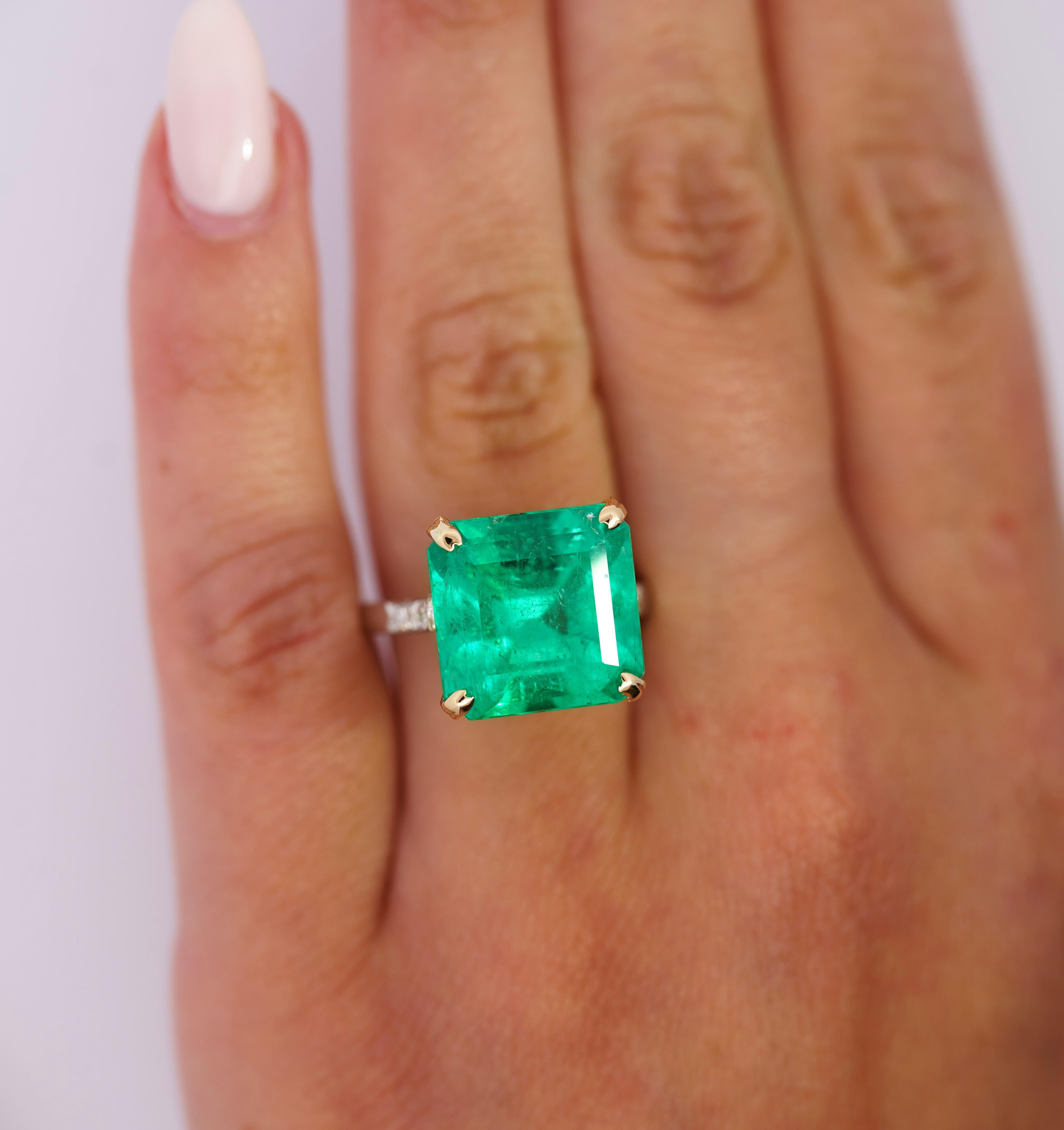 Women's Vintage AGL Certified 11.28 Carat Colombian Emerald & Old Euro Cut Diamond Ring For Sale