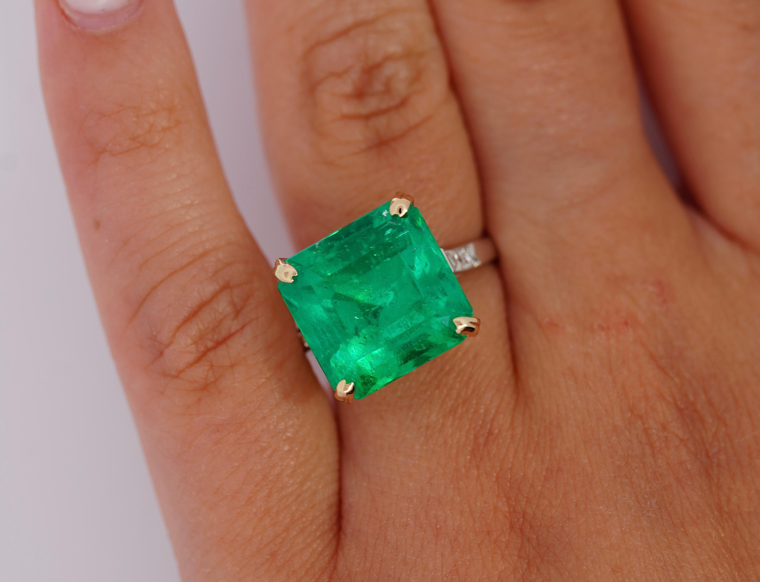 Vintage AGL Certified 11.28 Carat Colombian Emerald & Old Euro Cut Diamond Ring For Sale 1