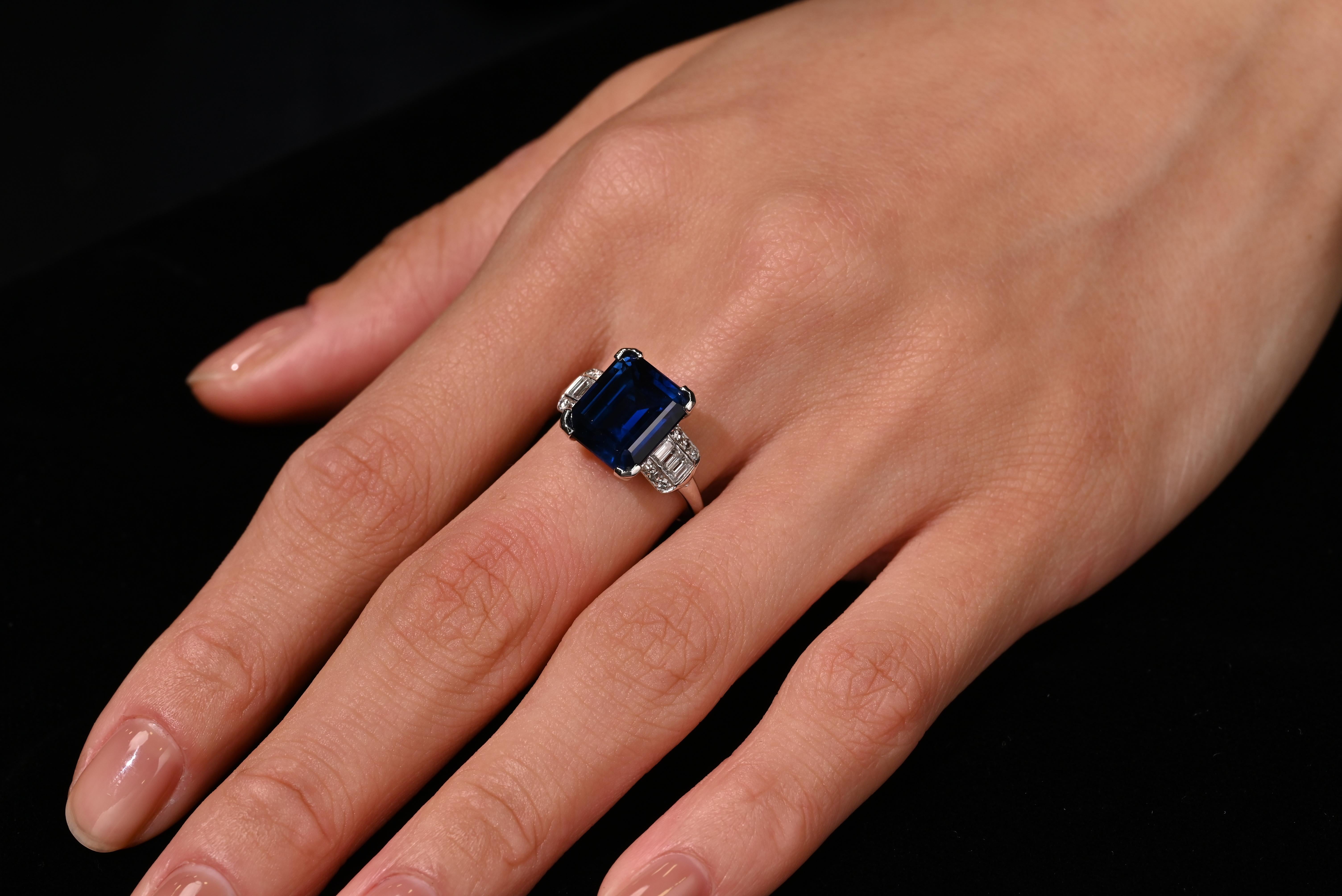 Cette bague en platine est ornée d'un saphir bleu d'origine thaïlandaise de 6,80 carats, certifié AGL et taillé en émeraude, sans traitement thermique, ainsi que de 6 diamants de taille baguette et de 12 diamants de taille ronde. La monture vintage