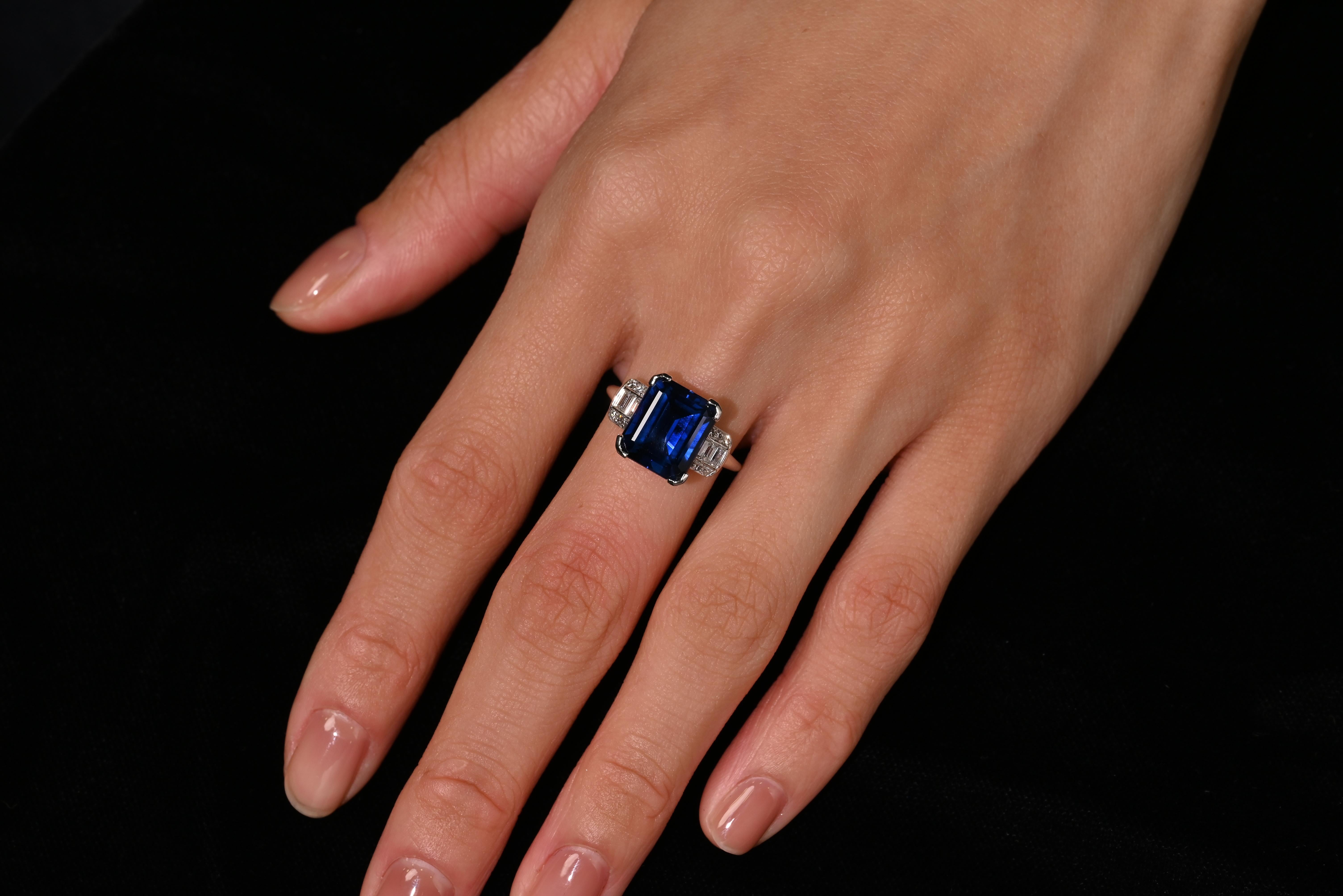 Art déco Bague vintage en platine avec saphir bleu non chauffé certifié AGL de 6,80 carats et diamants en vente