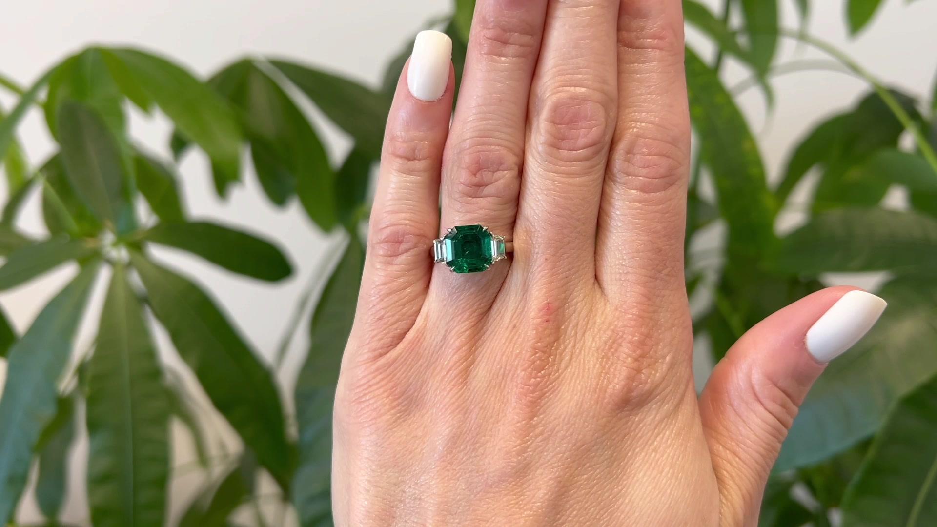 Trapezoid Cut Vintage AGL SSEF 2.51 Carats Colombian Emerald Diamond Platinum Ring For Sale