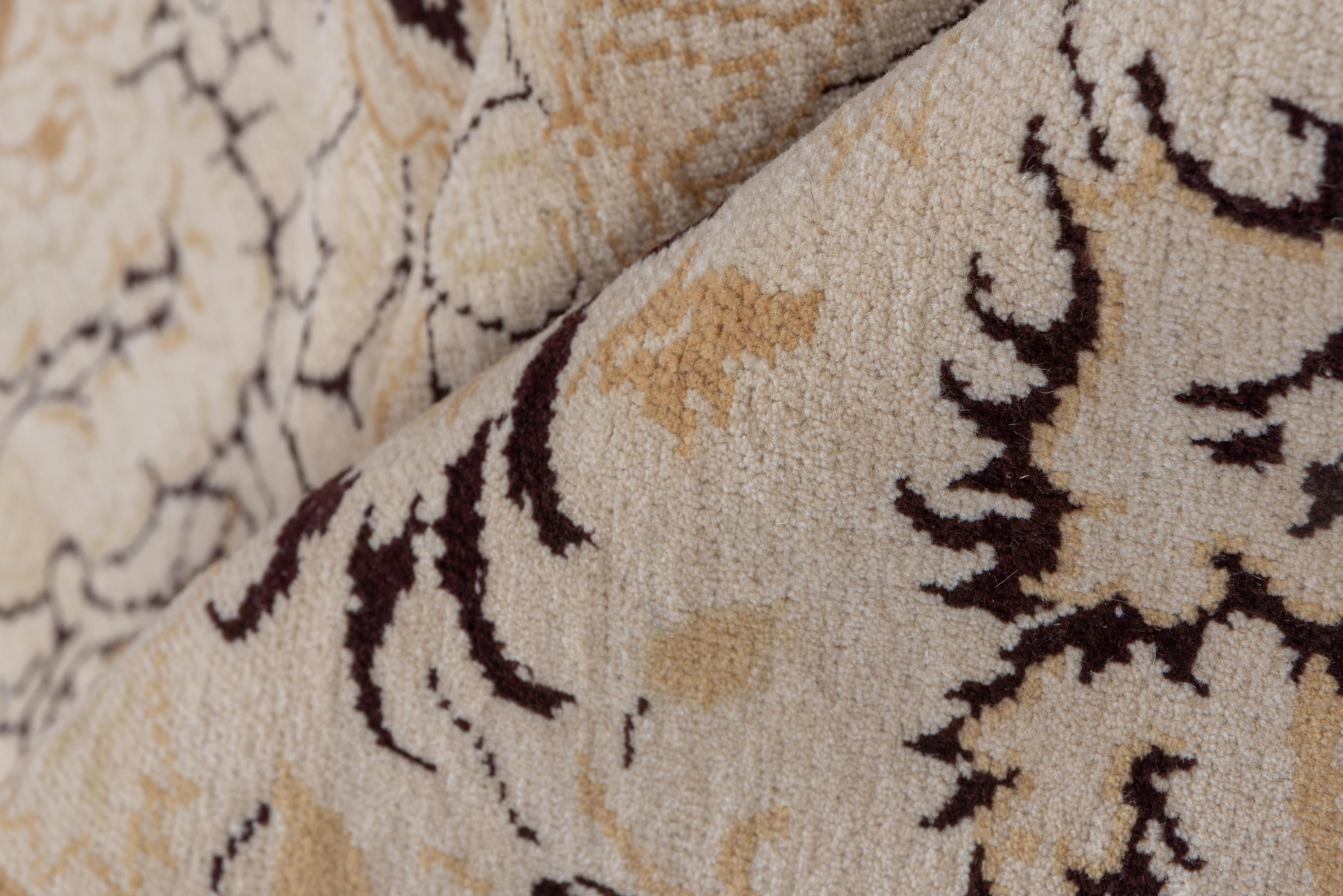 Dieser Vintage-Teppich Agra zeichnet sich durch ein kompliziertes, geschwungenes Blumenmuster auf einem weichen, sandfarbenen Grund aus, das von taupefarbenen, cremefarbenen und espressofarbenen Konturen unterbrochen wird. Die verschlungenen