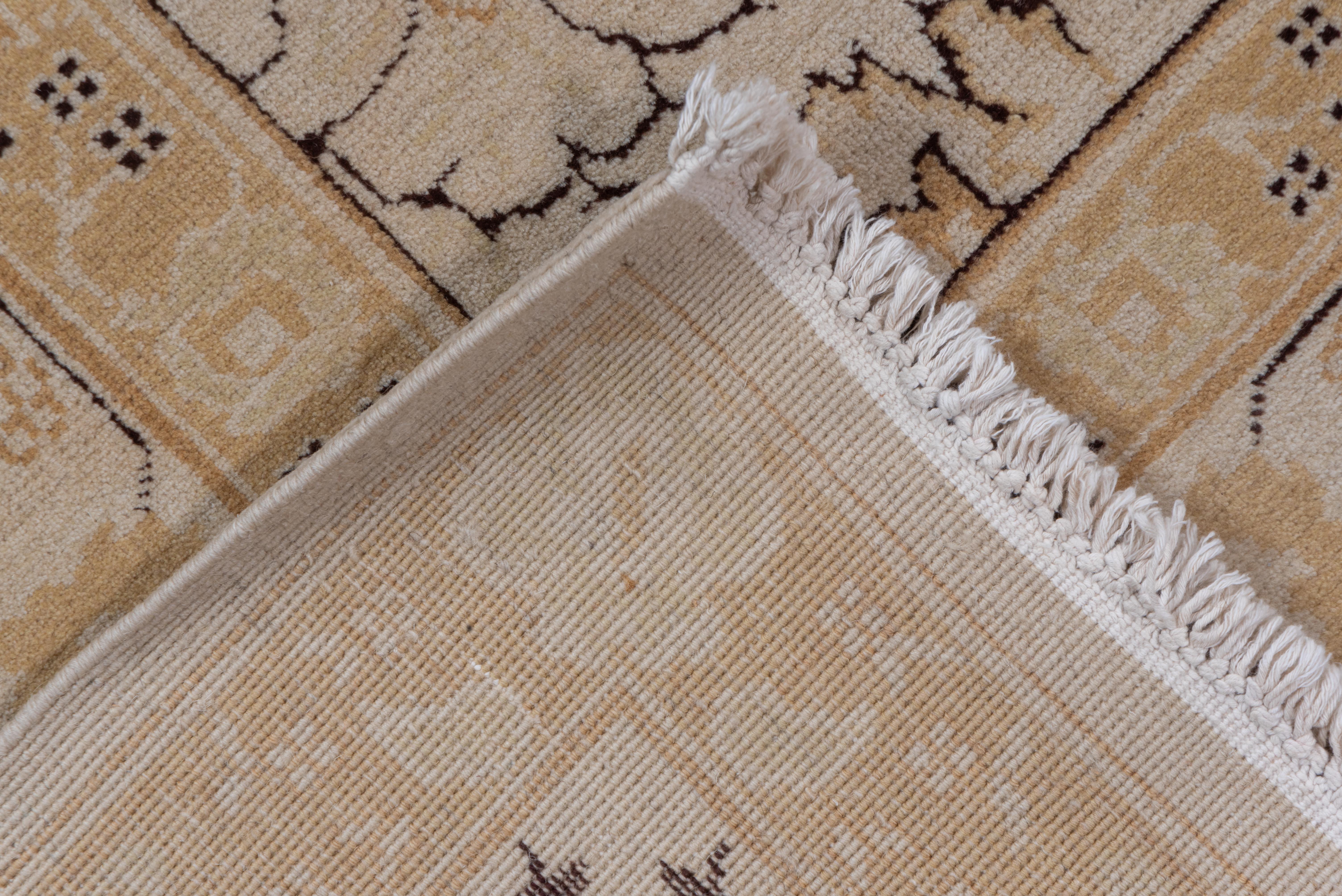 Vintage Agra Teppich Sand und Taupe Grund mit Curvilinear Floral Medallion im Zustand „Gut“ im Angebot in New York, NY