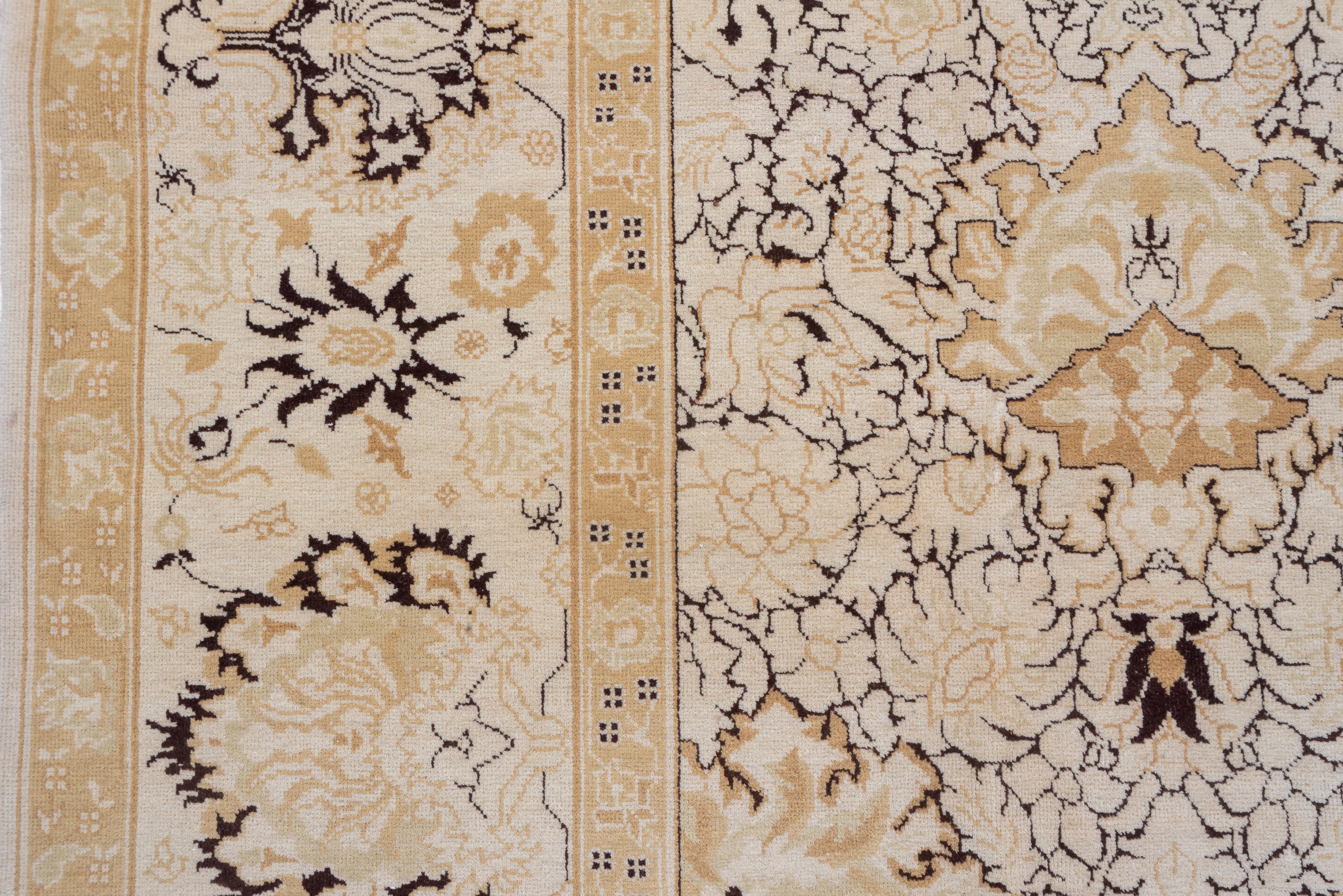 Vintage Agra Teppich Sand und Taupe Grund mit Curvilinear Floral Medallion (20. Jahrhundert) im Angebot