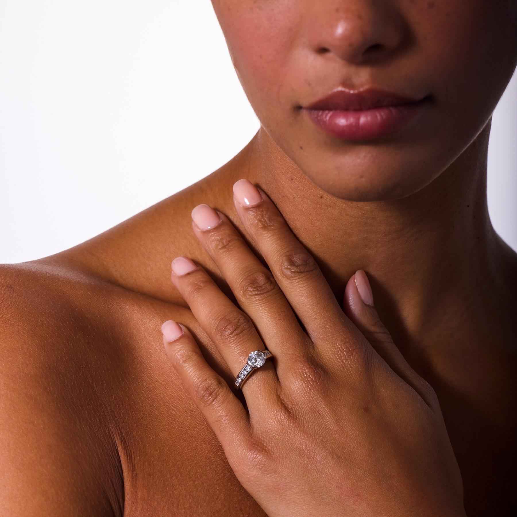 Taglio brillante Anello di fidanzamento in platino AIG vintage con diamante rotondo taglio brillante da 1,50 carati in vendita
