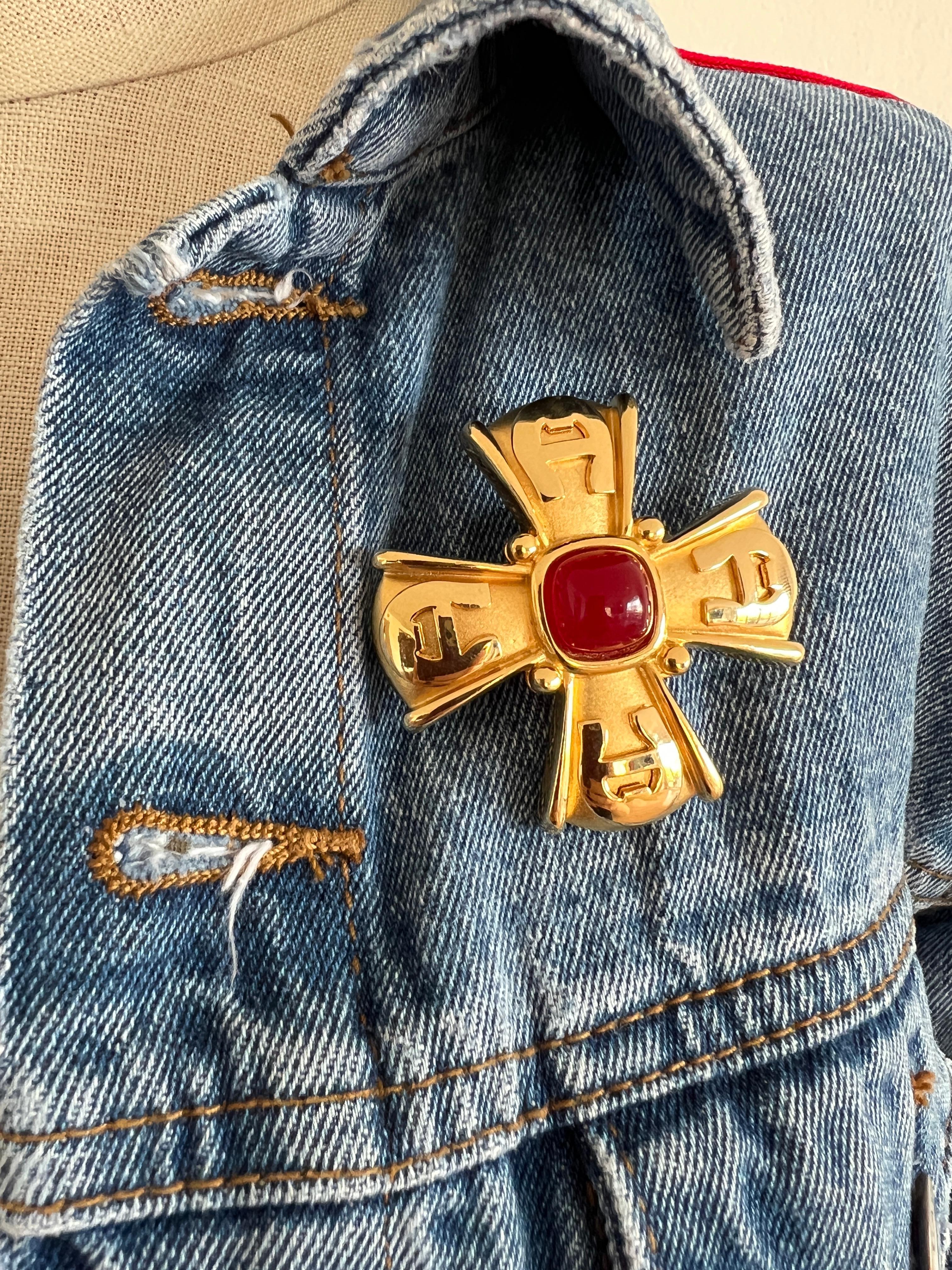 Vintage Aigner Maltese Cross Brooch Pin Red Sugarloaf Cabochon Gold-Tone Finish In Good Condition For Sale In Sausalito, CA
