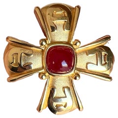 Aigner Broche croix de Malte rouge sucrier cabochon finition dorée