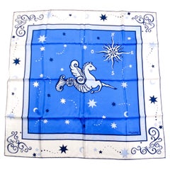 Blauer & weißer Seidenschal mit Hippocampus-Druck von Air France