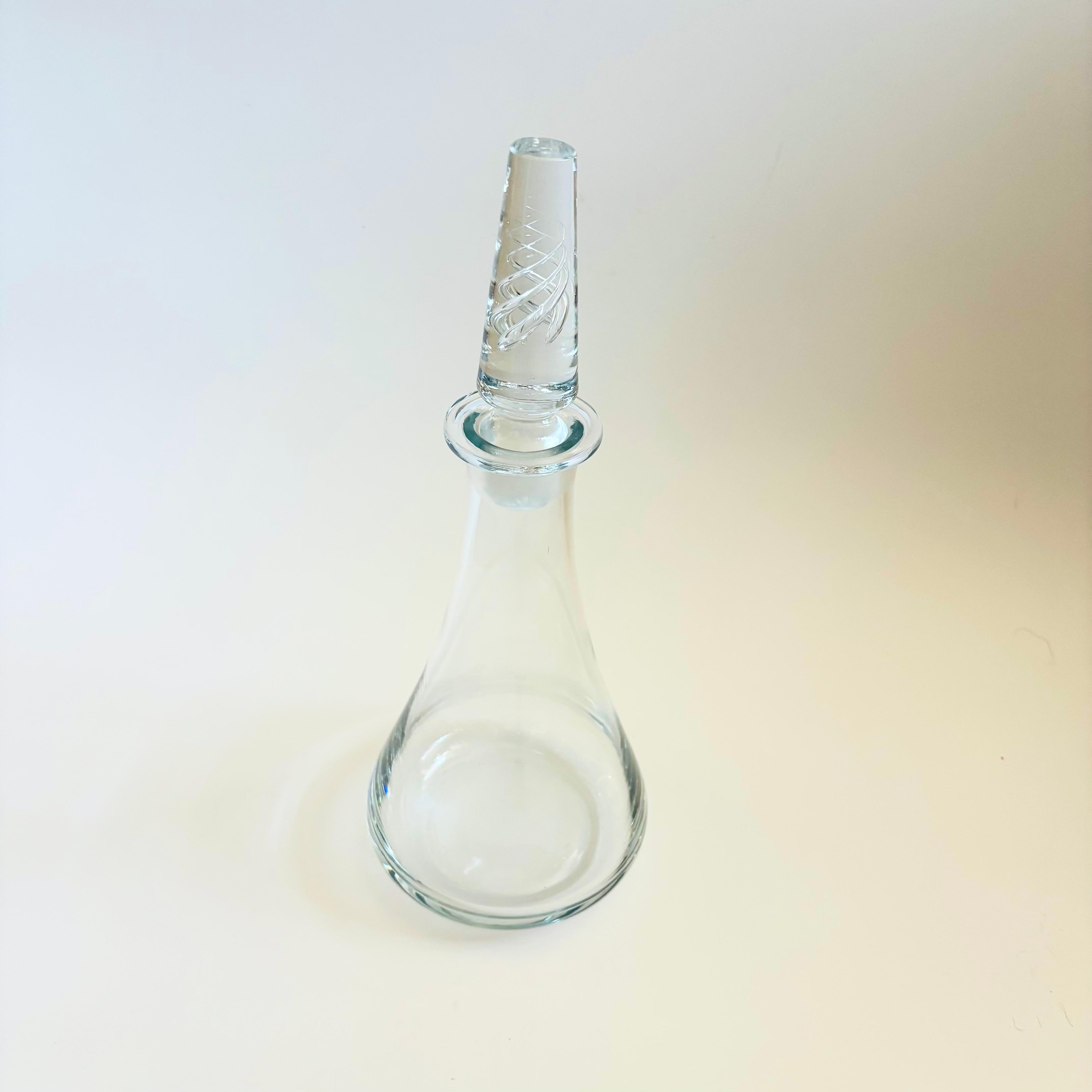 Un precioso decantador vintage de cristal. Forma cónica con tapón de cristal. Bonito diseño en espiral de 