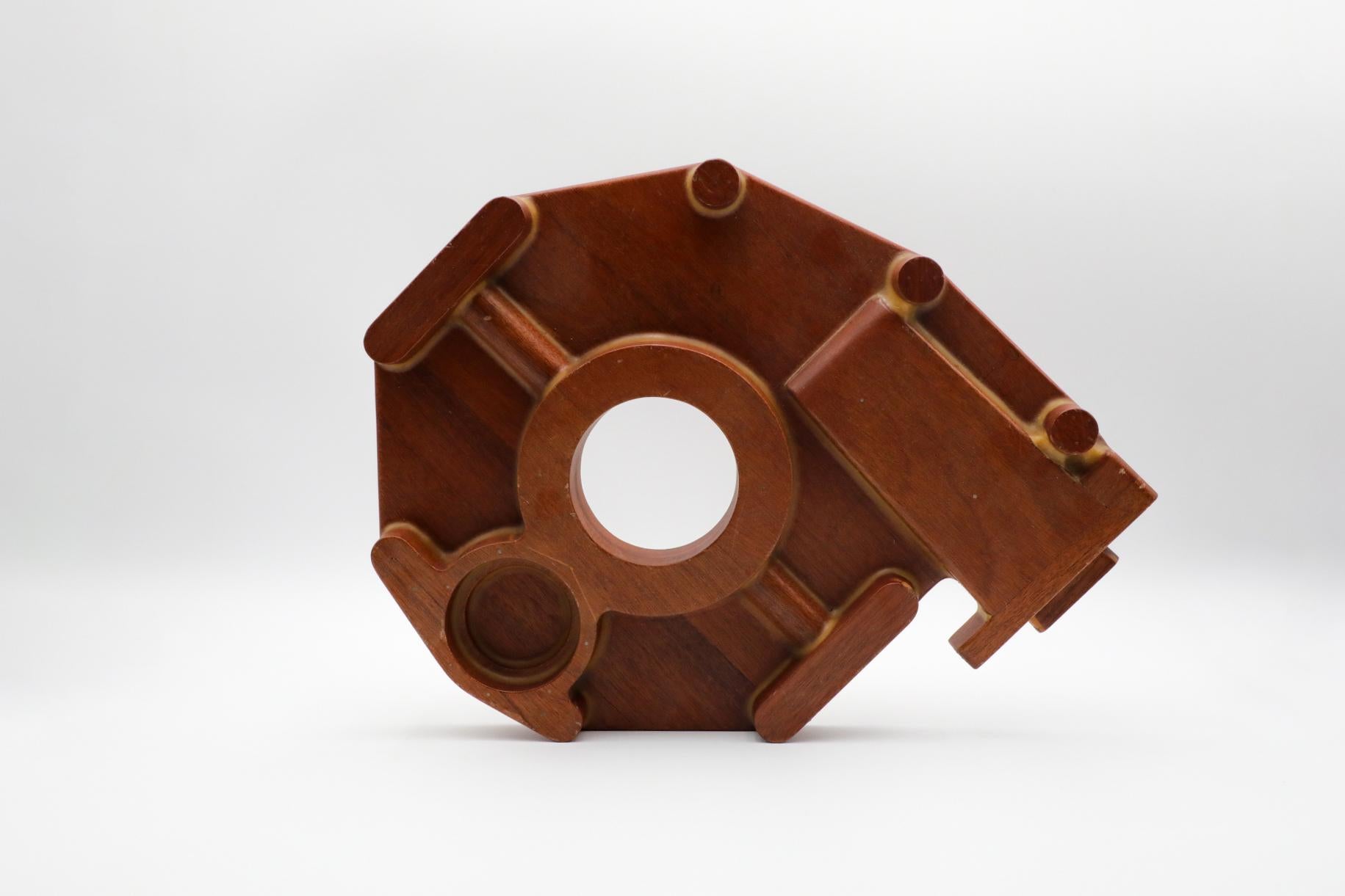 Stampo per parti di aereo in legno vintage. In origine veniva utilizzato come stampo per fondere parti di aeroplani. Il suo intaglio astratto è molto simile a quello delle sculture moderne. Scultura da parete o accessorio da tavolo perfetto. In