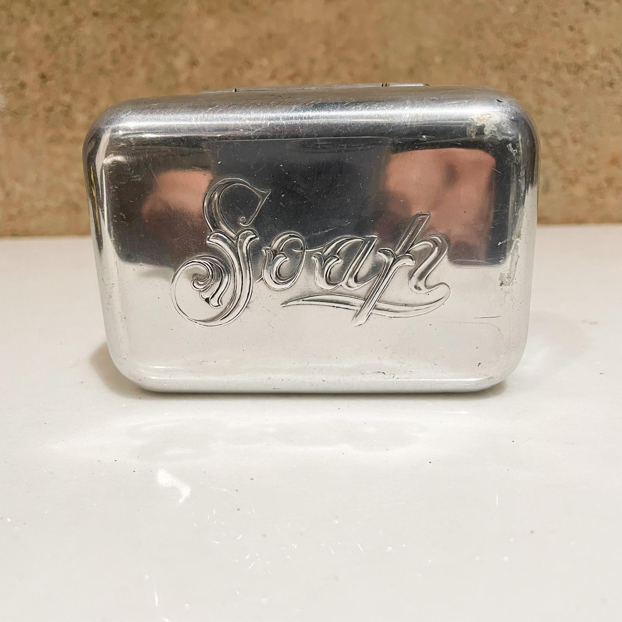 Soap travel case
Vintage aluminum covered soap carry dish travel soap box airstream era
Dimensions: 3.63 x 2.63 D x 1.38 H inches
Vintage item with preowned wear and use. Unrestored vintage.
Refer to images
Free shipping in the US.

