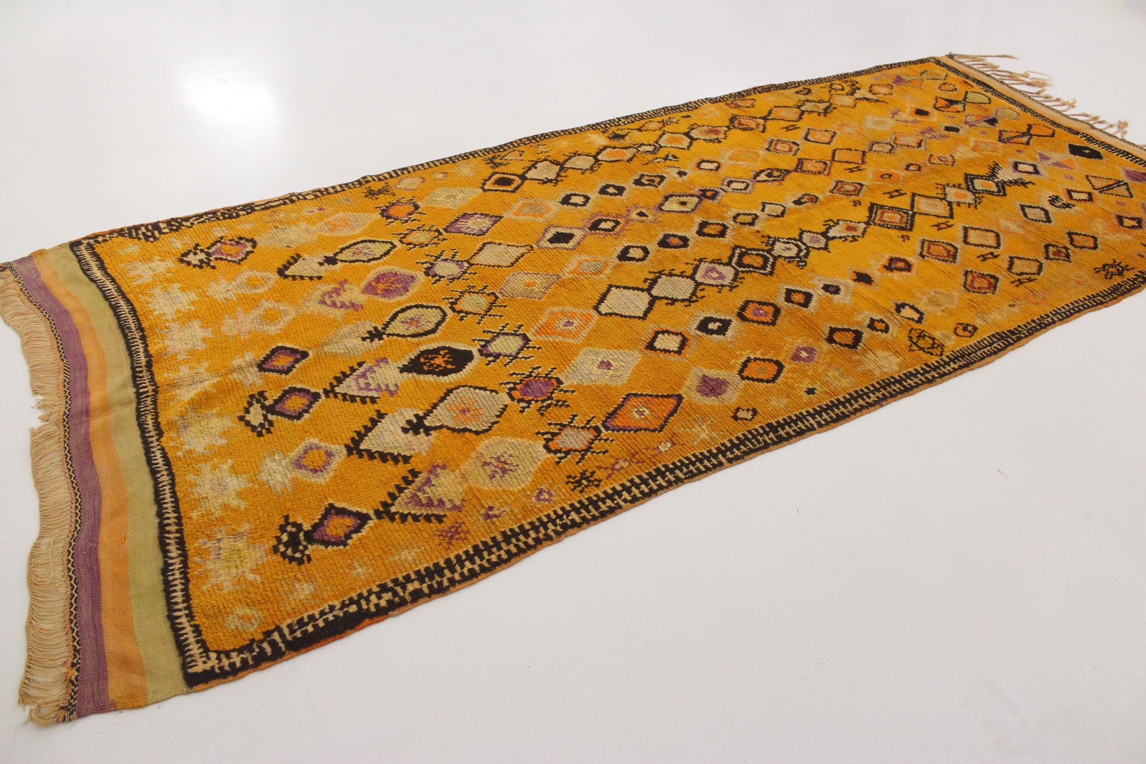 Vintage Ait Ouaouzguite rug - Yellow/purple/black - 5x12.1feet / 152x370cm In Fair Condition For Sale In Marrakech, MA