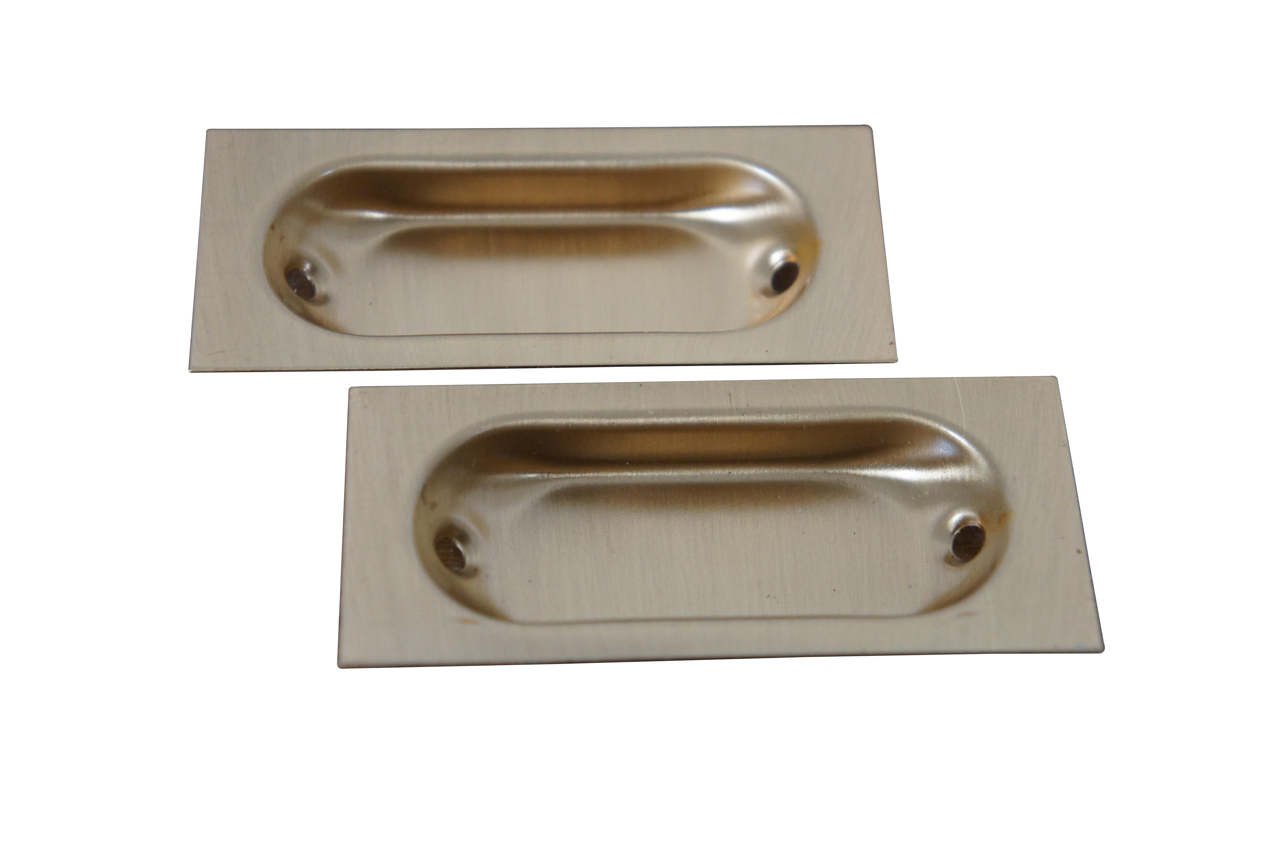 9 (Packs of 2) Available – Vintage Ajax hardware 287 Flush style drawer pulls, crafted in bronze with a rectangular shape with oval divot in a Dull Bronze finish (no. US 10).

Dimensions:
1.375