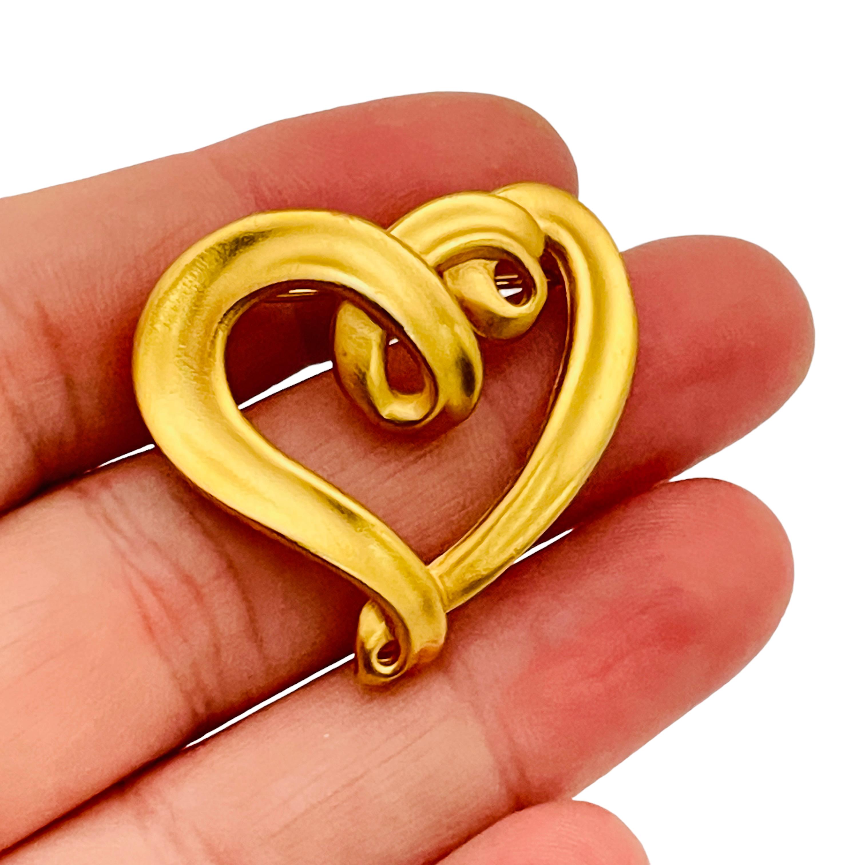 AK ANNE KLEIN Broche de défilé vintage en forme de cœur en or mat, créatrice Unisexe en vente
