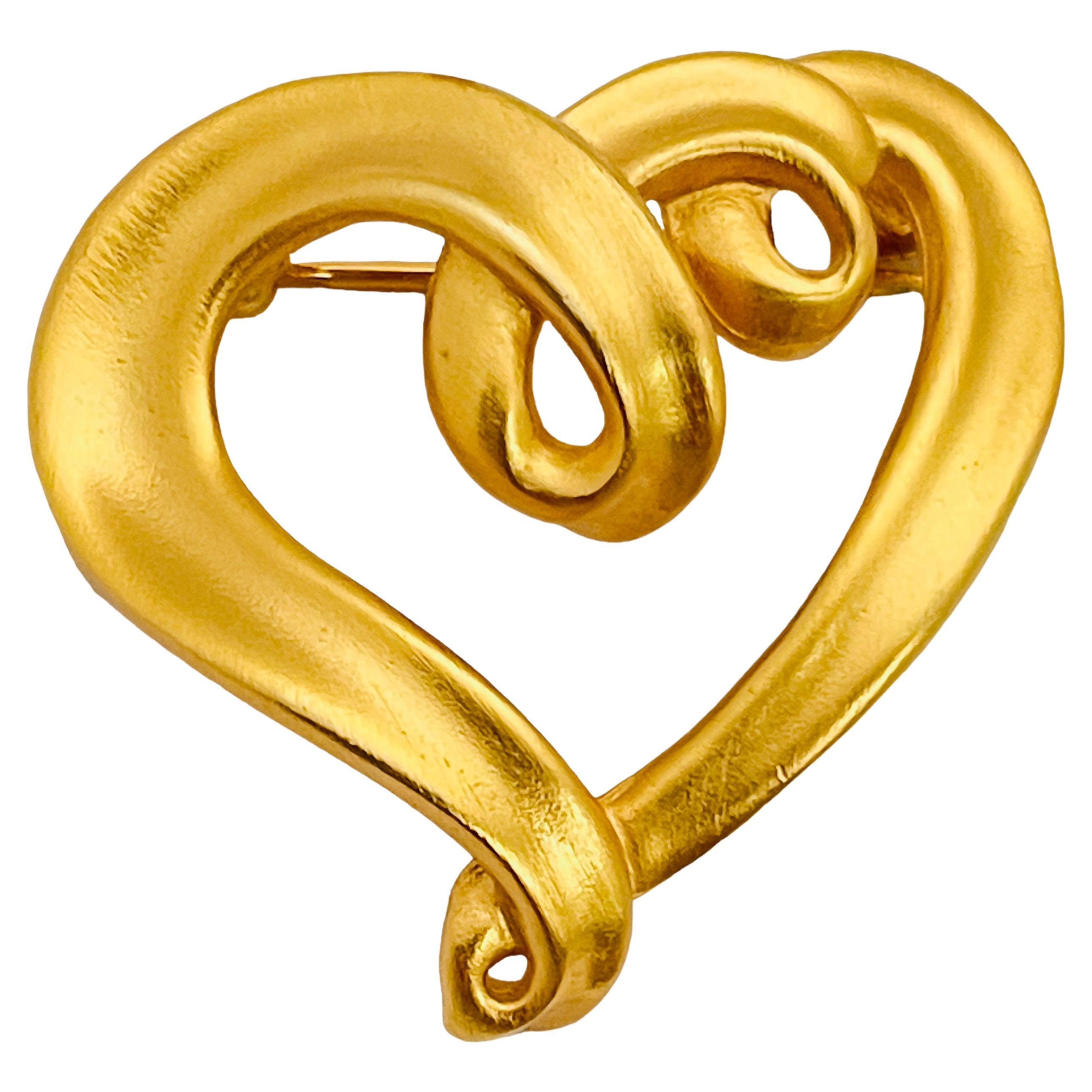 AK ANNE KLEIN Broche de défilé vintage en forme de cœur en or mat, créatrice en vente