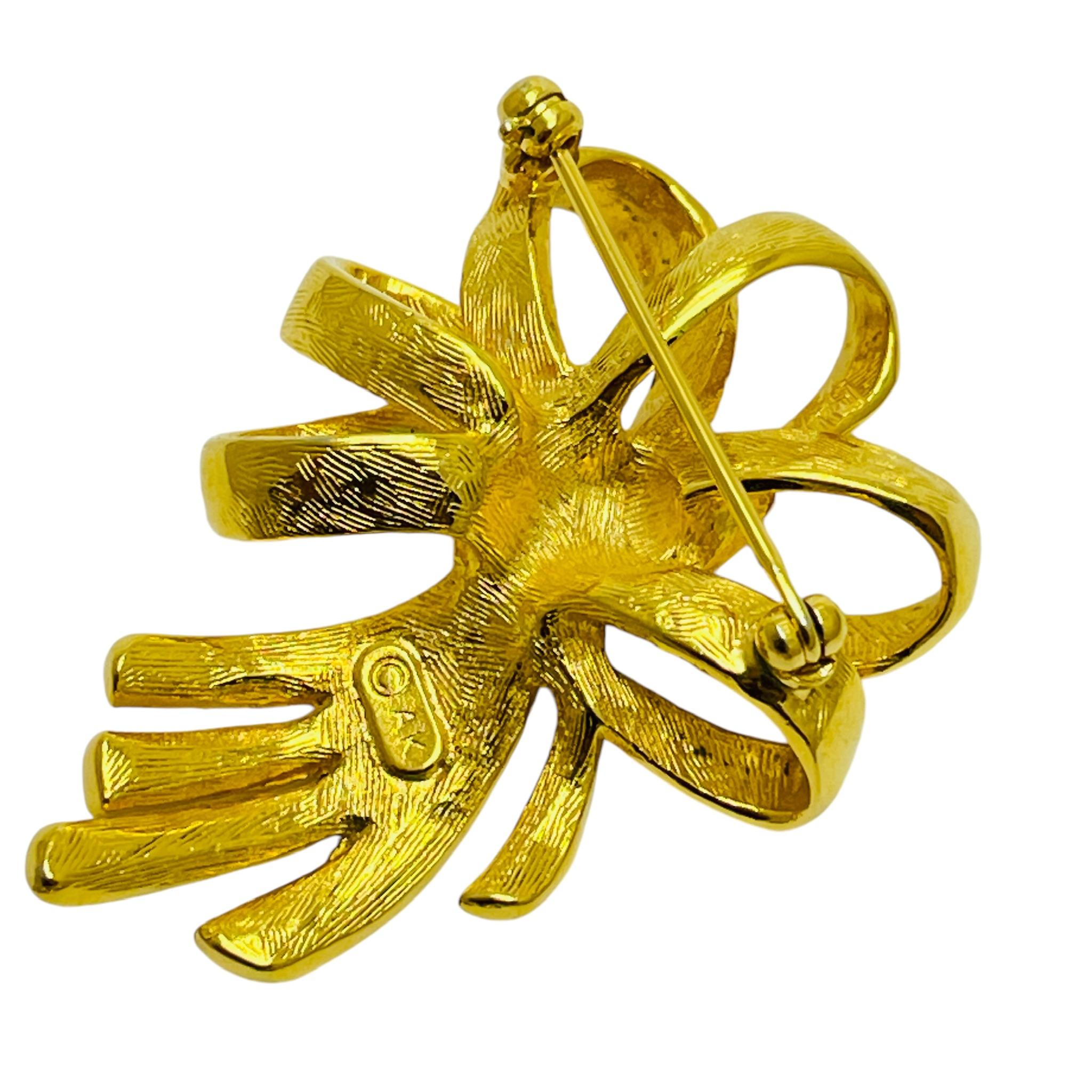 Vintage AK ANNE KLEIN signed gold tone designer brooch In Good Condition For Sale In Palos Hills, IL
