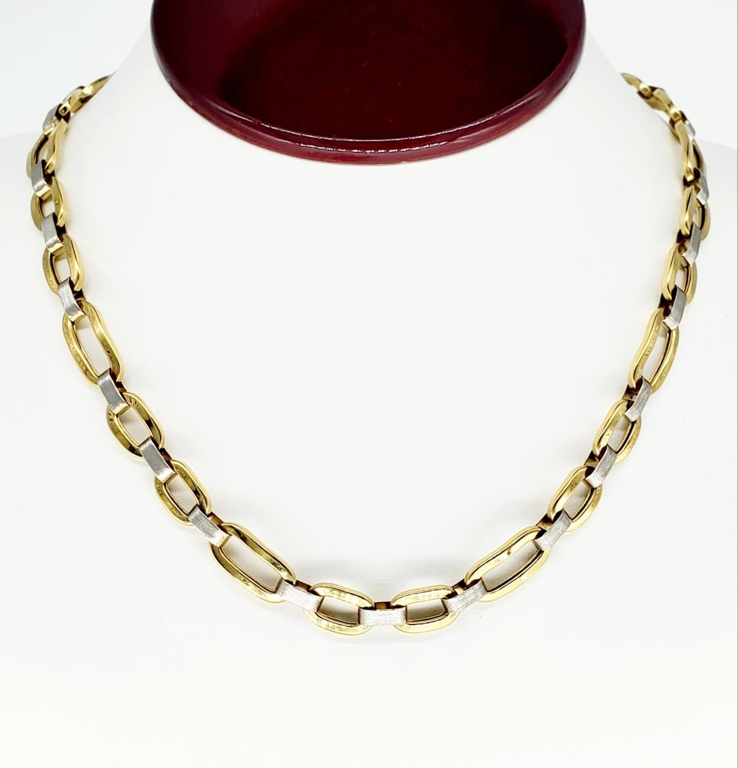 Vintage A.K. Collana e bracciale Rolo smerigliato d'autore in oro 18 carati. Il design è caratterizzato da un disegno smerigliato nell'area in oro bianco tra una maglia e l'altra e da una finitura satinata anche sulla maglia. Nel complesso un set