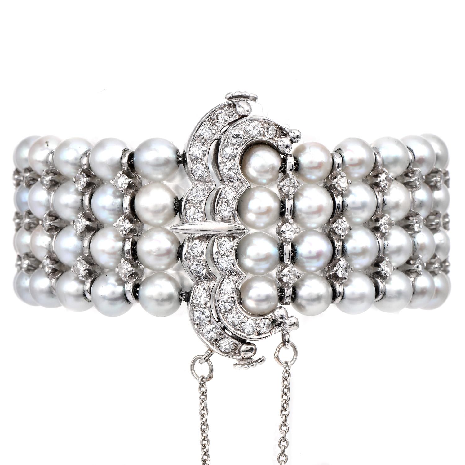 Vintage Genuine Akoya pear wrap-around Bracelet mit diamantbesetztem Gürtelverschluss. Es ist mit schimmernden echten Perlen in zarten Rosa-, Creme- und Blautönen geschmückt. Gekonnt in vier Stränge gegliedert.

Die mit natürlichen Diamanten im