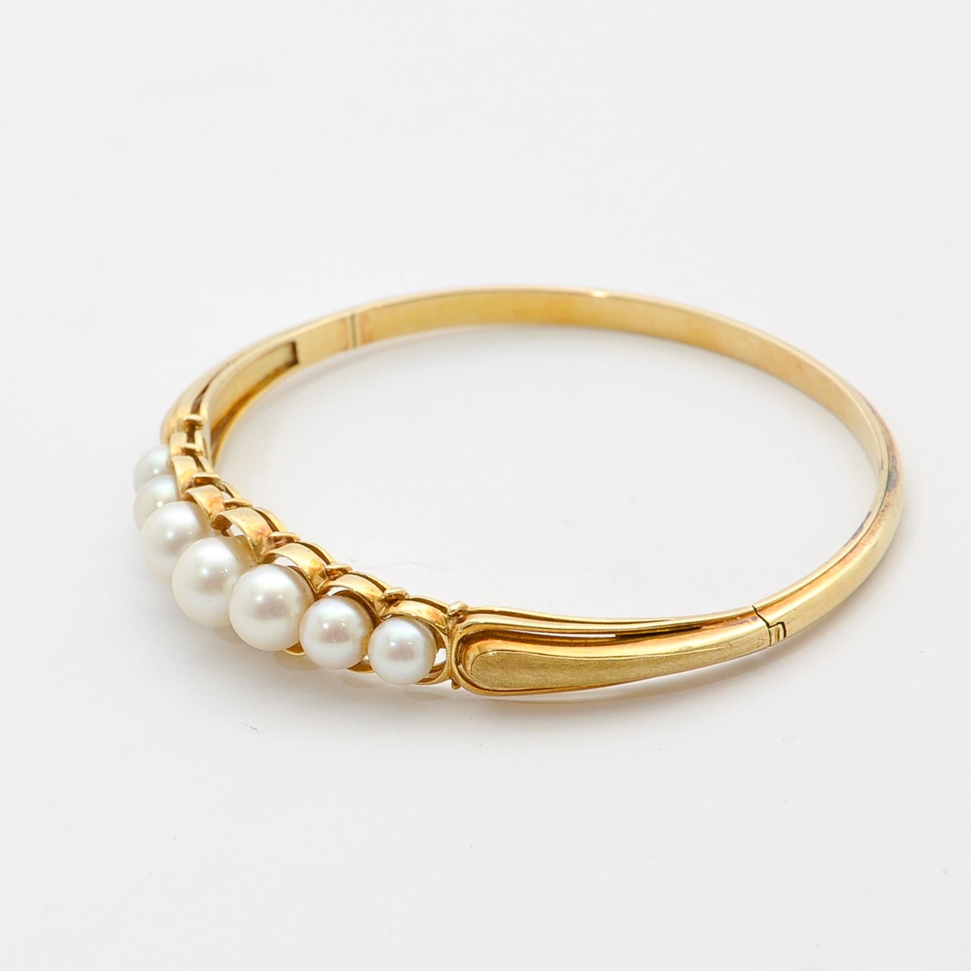 Bracelet jonc vintage Akoya en or 14 carats et perles en vente 1