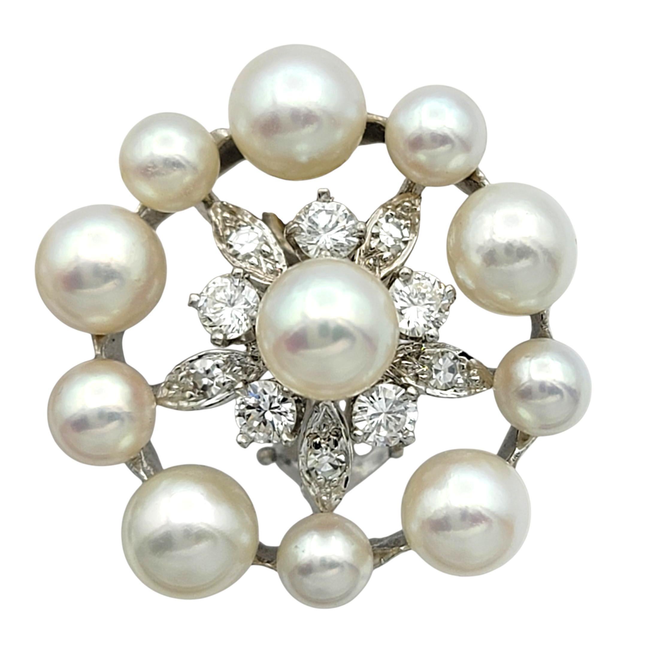 Ces boucles d'oreilles présentent un magnifique design de grappe arrondi, réunissant des perles blanches douces disposées comme de minuscules fleurs autour d'un diamant étincelant au centre. Les perles sont étroitement imbriquées les unes dans les