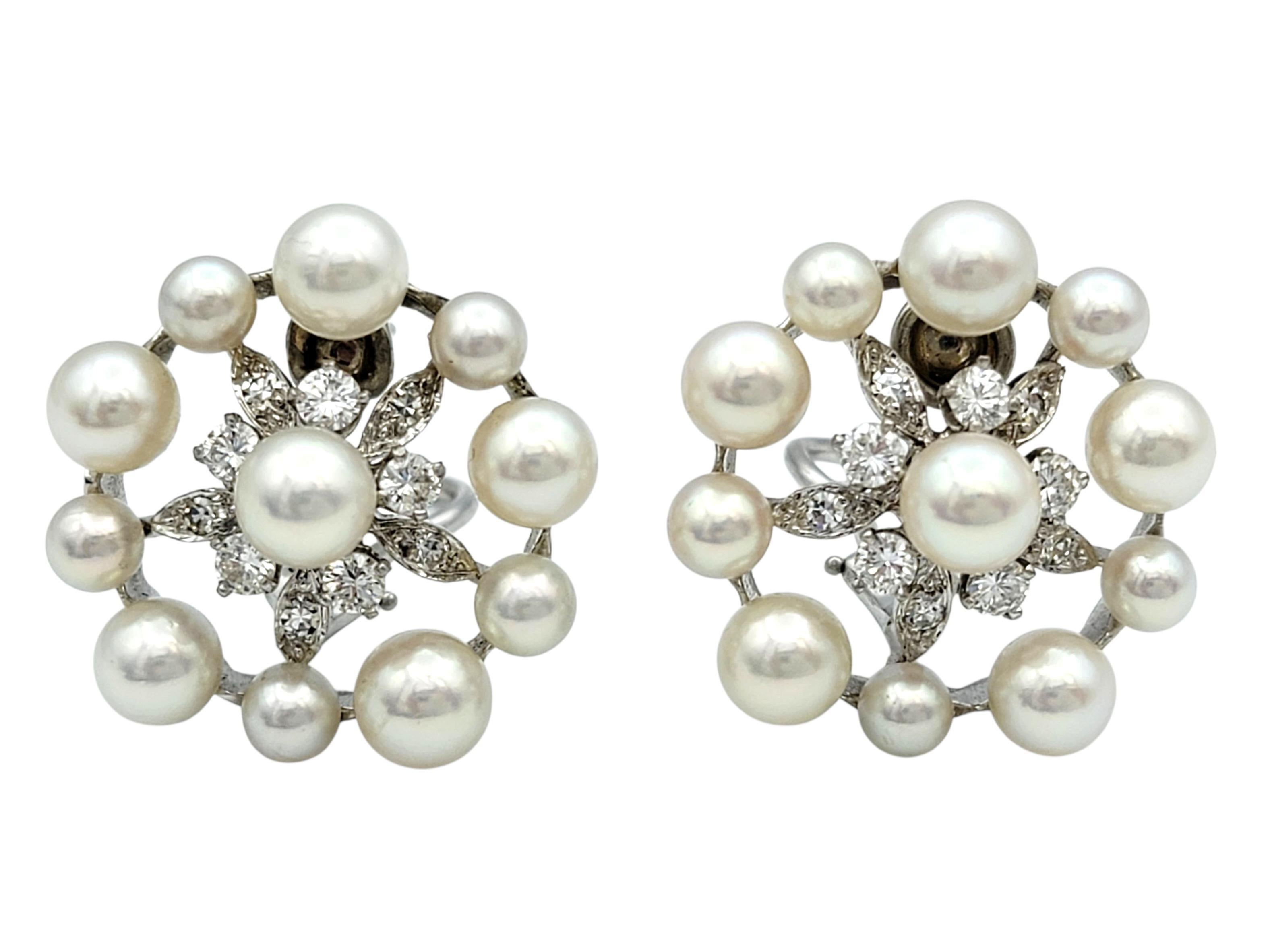 Taille ronde Boucles d'oreilles en or blanc 14 carats avec perles d'Akoya et diamants. en vente