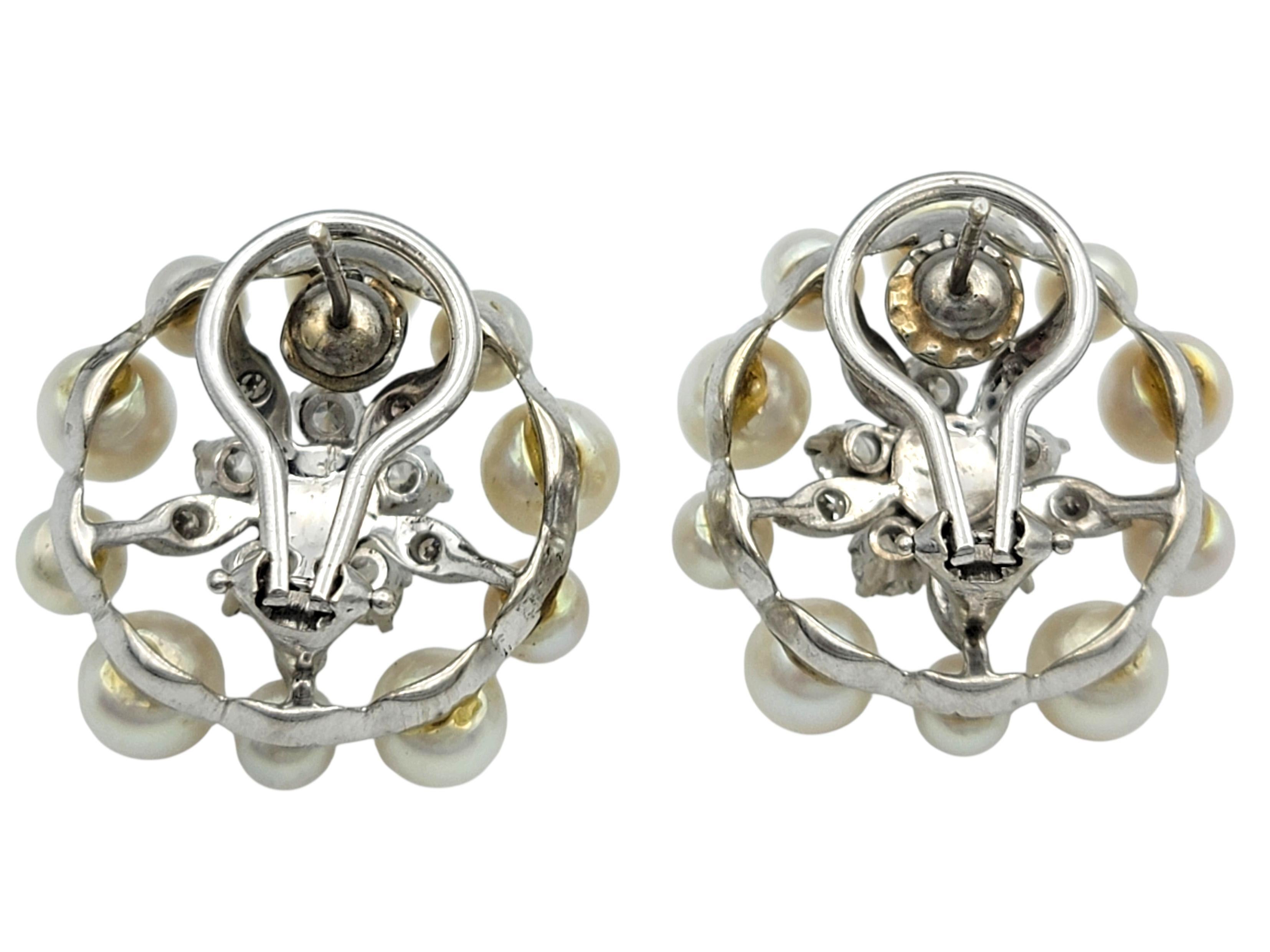 Boucles d'oreilles en or blanc 14 carats avec perles d'Akoya et diamants. Excellent état - En vente à Scottsdale, AZ