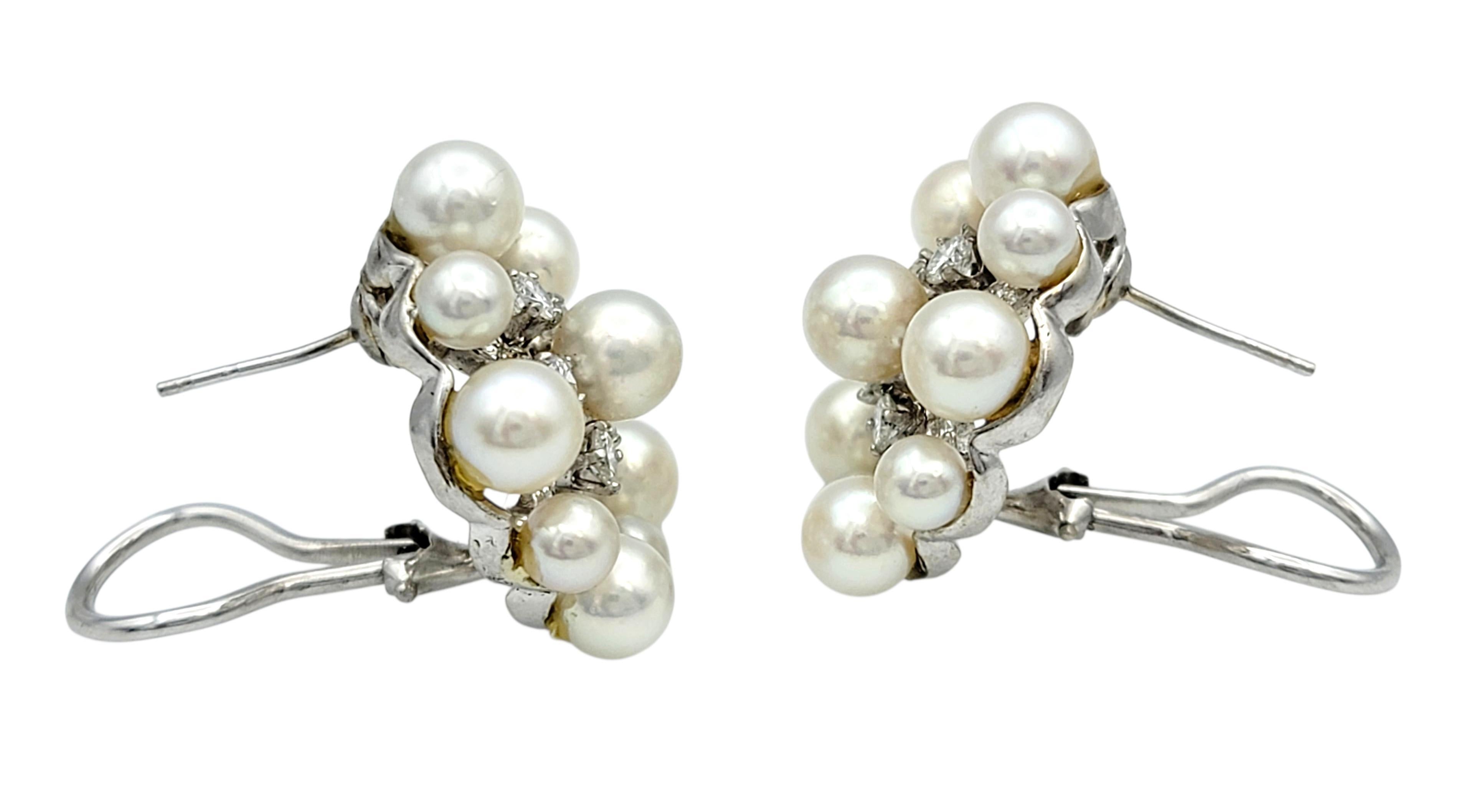 Boucles d'oreilles en or blanc 14 carats avec perles d'Akoya et diamants. en vente 1