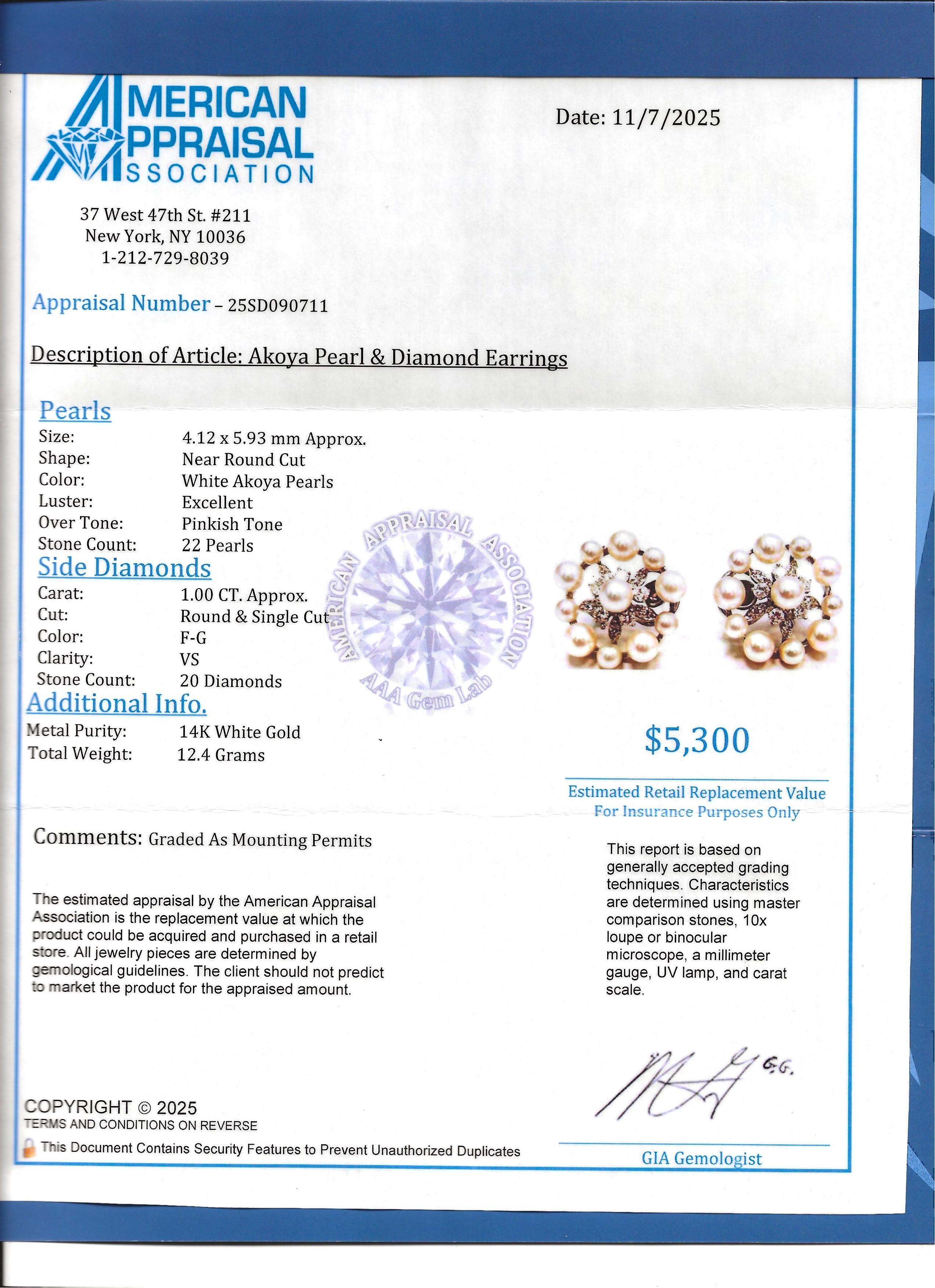 Boucles d'oreilles en or blanc 14 carats avec perles d'Akoya et diamants. en vente 4