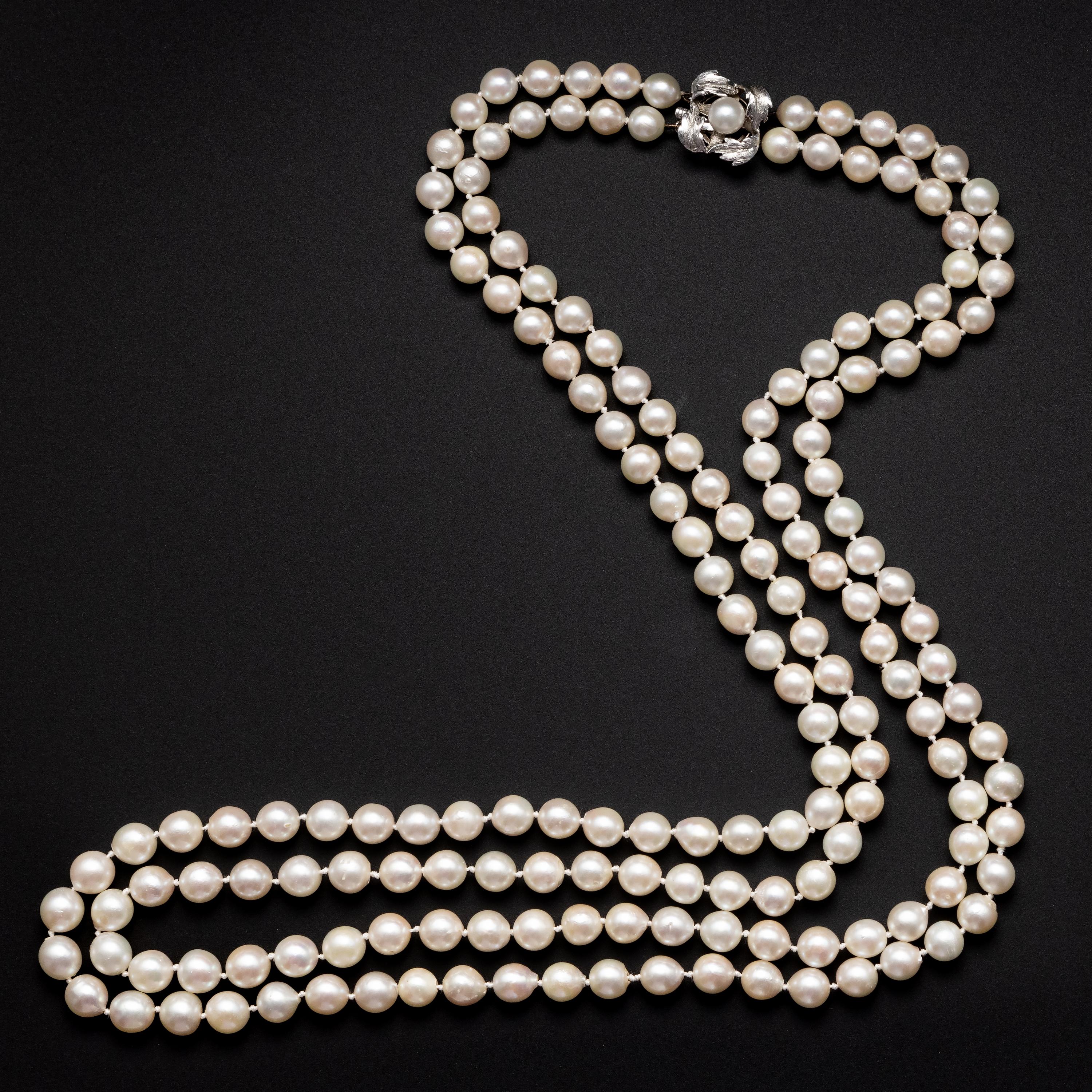 Offrez-vous le luxe quotidien d'un collier vintage en perles d'Akoya à deux brins. Ce bijou datant des années 1950 est composé de 170 perles de culture Akoya blanches, lustrées et presque rondes, dont la taille varie doucement de 6,5 mm à 7,5 mm.