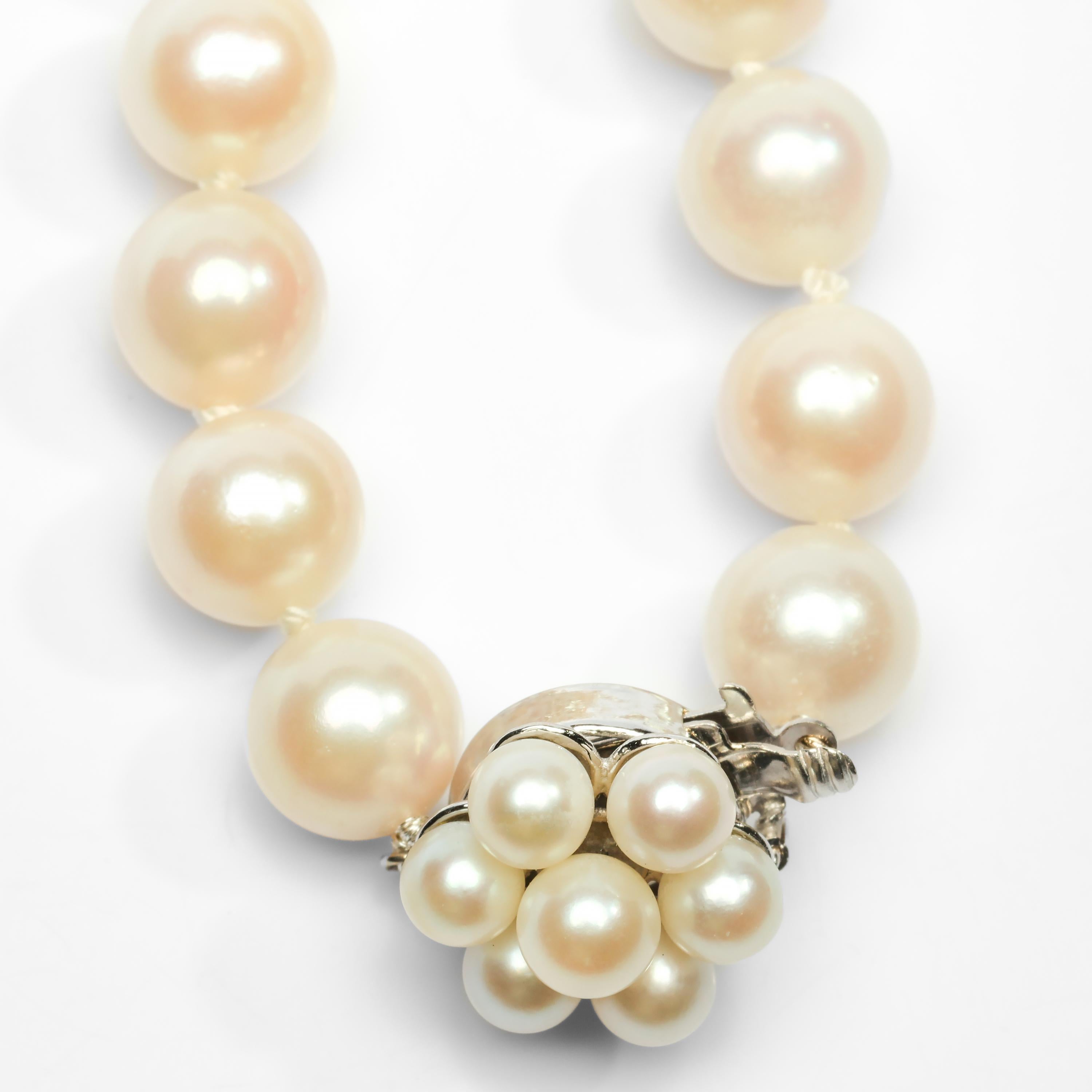 Vintage Akoya Pearl Necklace circa 1950s Thick Nacre & Classic Elegance In Excellent Condition In Southbury, CT