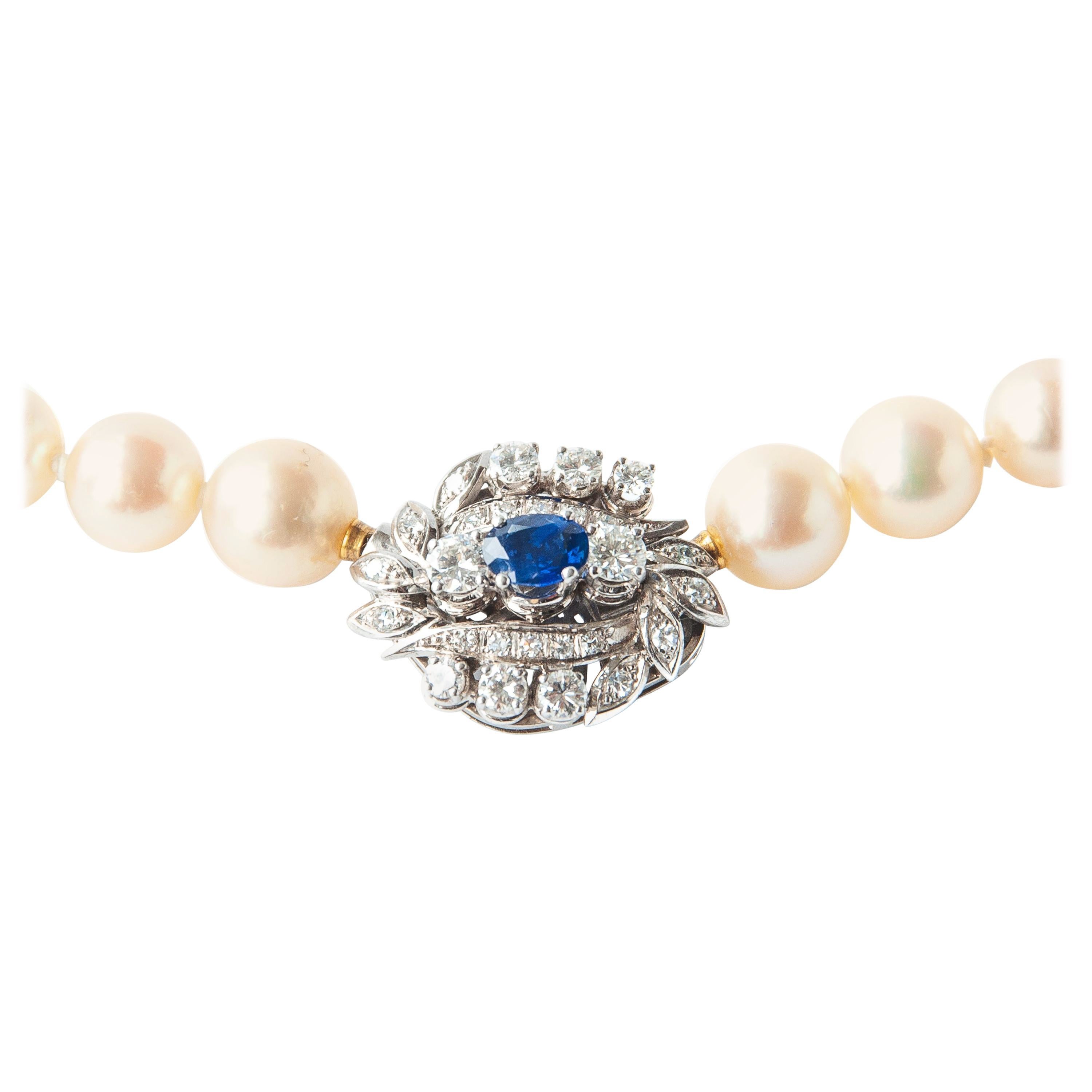 Perlenkette aus 14 Karat Weißgold mit blauem Saphir und Diamanten im Angebot