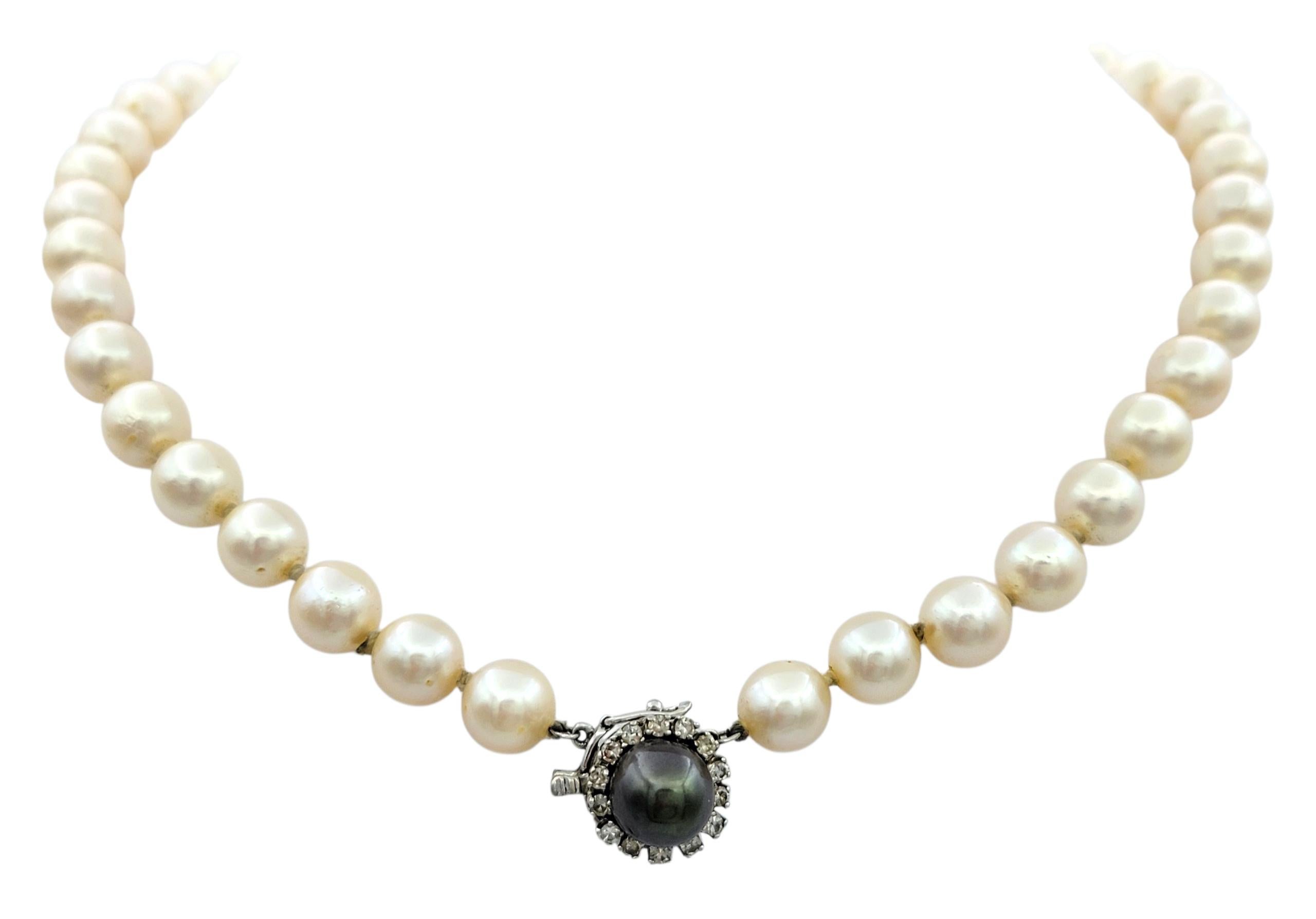 Cet élégant collier ras-de-cou vintage est composé d'un rang de perles lustrées dans des tons blancs doux, contrastés avec art par des nuances qui confèrent à la pièce une profondeur visuelle dynamique. Les perles presque rondes sont magnifiquement