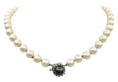 Collana vintage di perle Akoya con perle di Tahiti e chiusura con diamanti in oro 14 carati