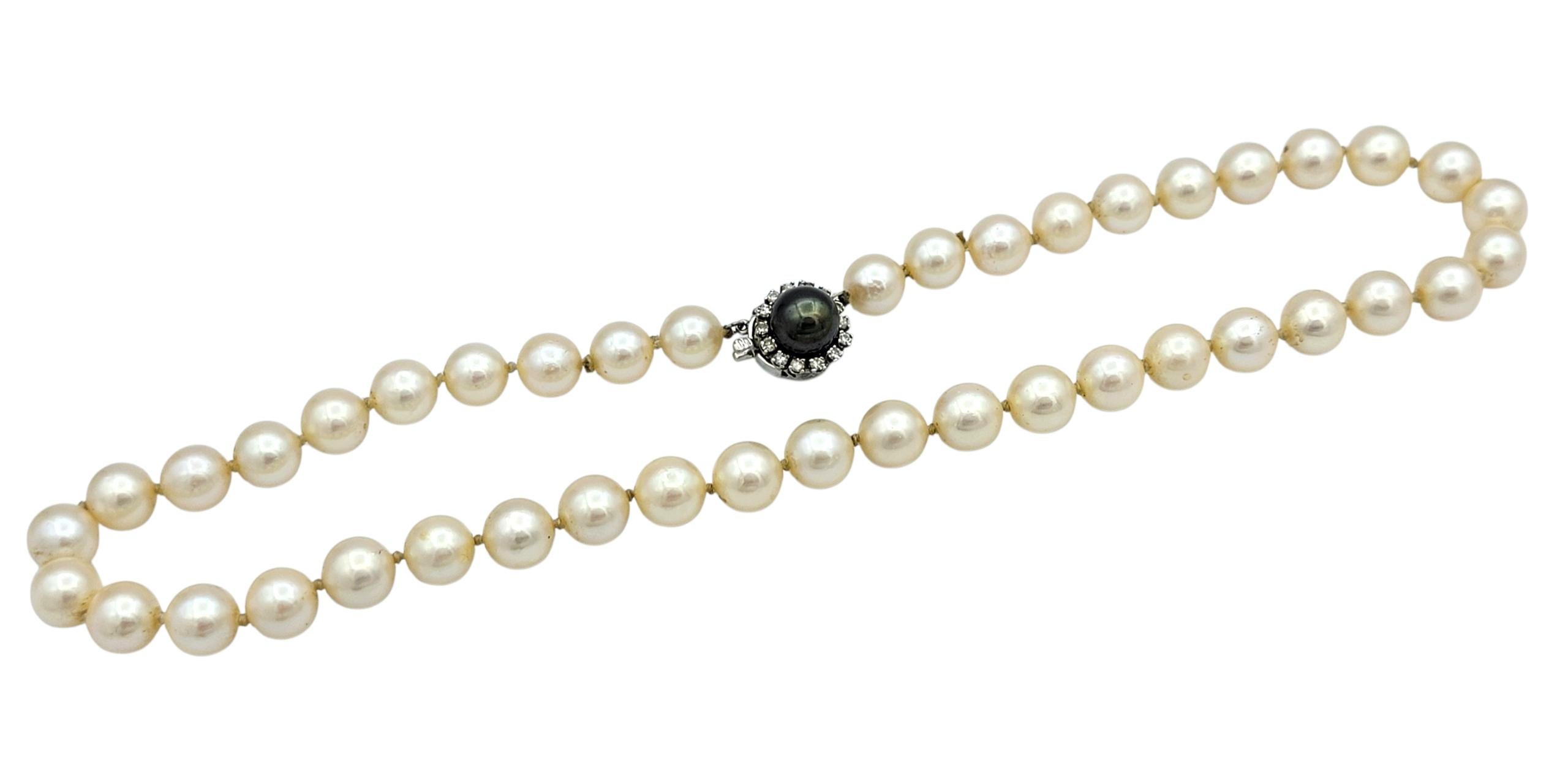 Taille ronde Collier vintage de perles d'Akoya avec perles de Tahiti et fermoir en diamant en or 14 carats en vente