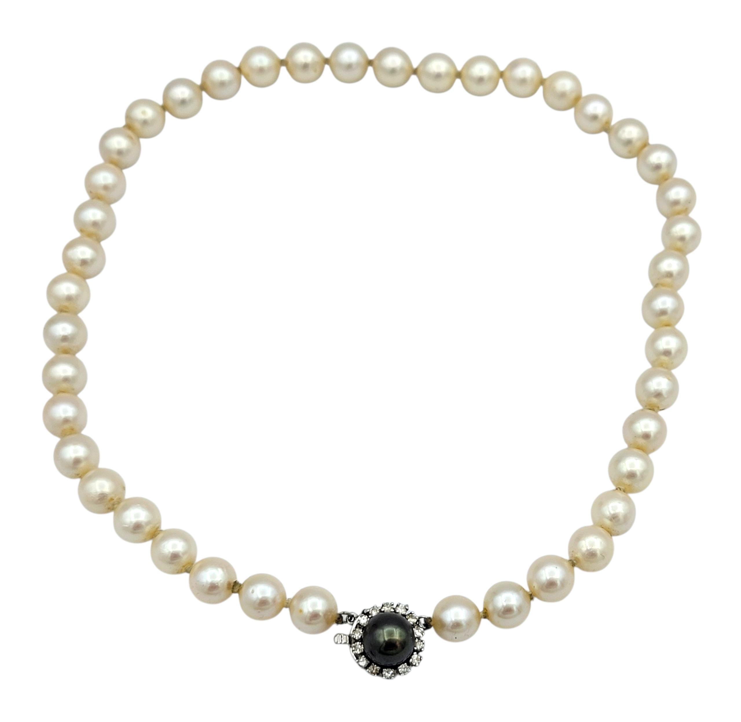 Collier vintage de perles d'Akoya avec perles de Tahiti et fermoir en diamant en or 14 carats Bon état - En vente à Scottsdale, AZ