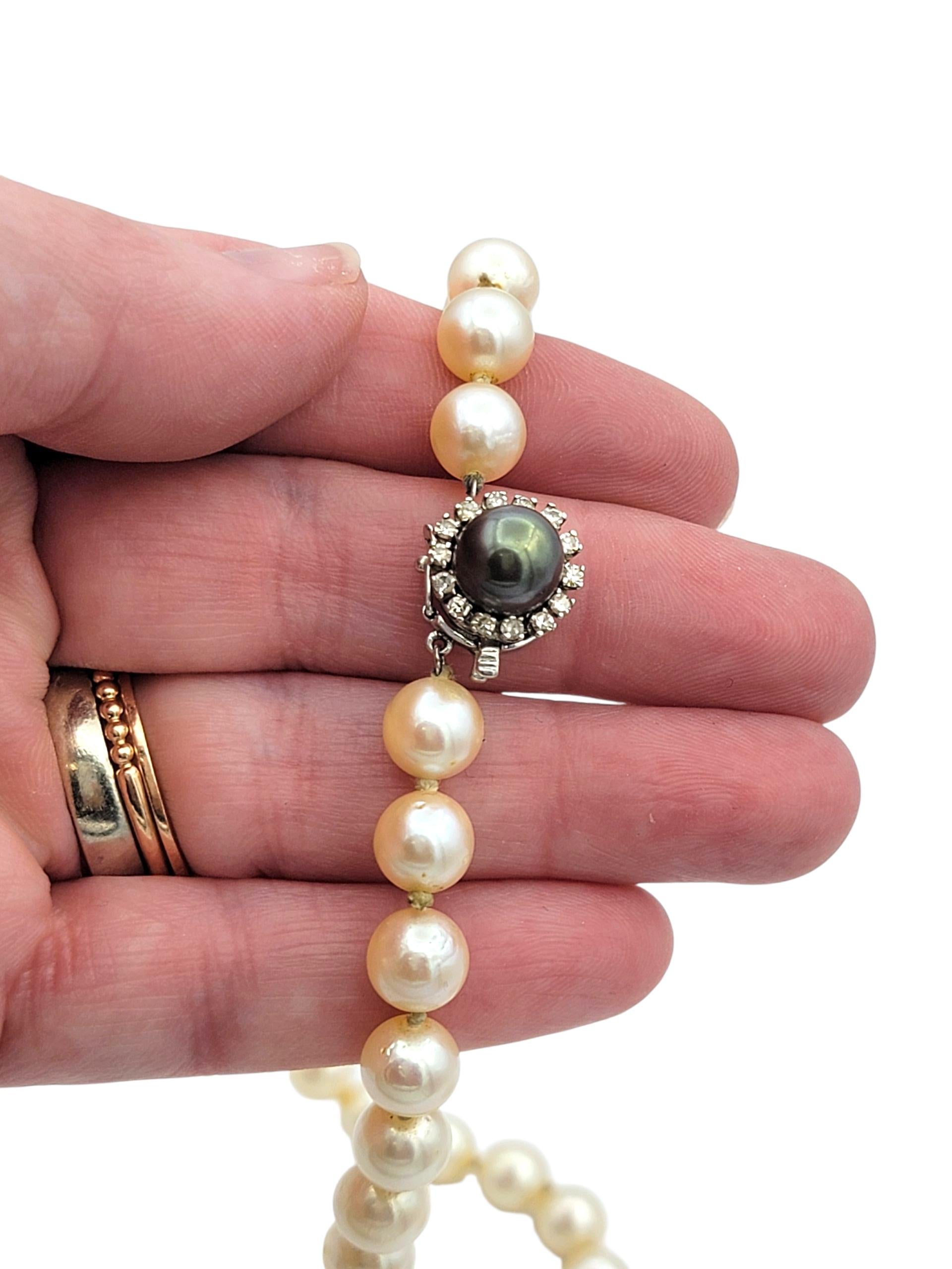 Collier vintage de perles d'Akoya avec perles de Tahiti et fermoir en diamant en or 14 carats en vente 3