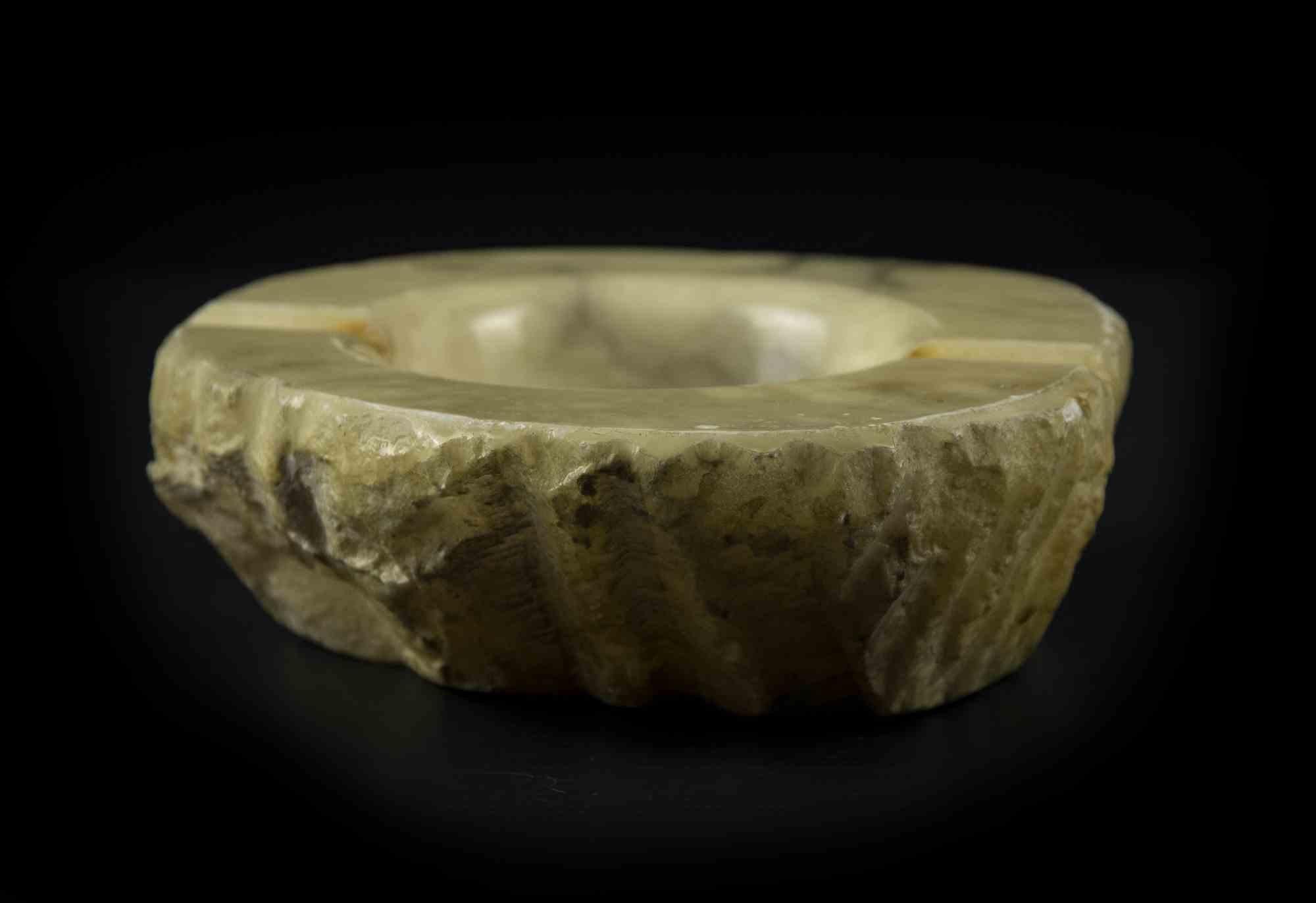 El cenicero de alabastro es un original objeto decorativo realizado en Italia a mediados del siglo XX.

Realizada íntegramente en alabastro (según consta en la etiqueta bajo la base).