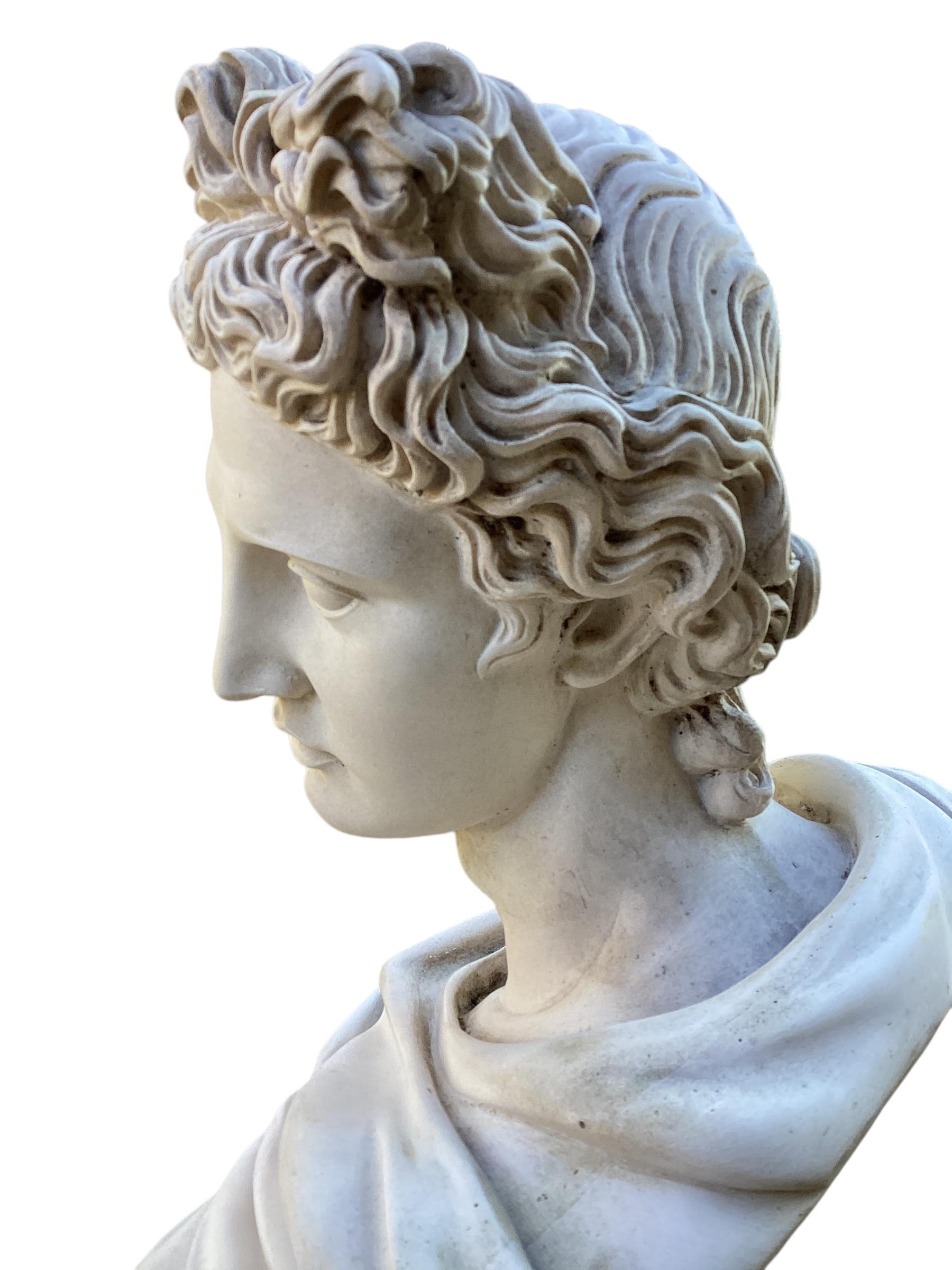 Busto in alabastro d'epoca del dio greco Apollo 20° C. in vendita 3