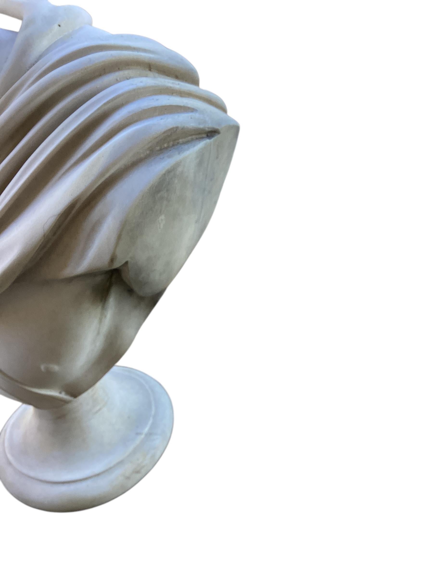 Un bellissimo busto in alabastro composito del famoso dio greco Apollo, risalente alla metà del XX secolo.  L'attenzione ai dettagli è impeccabile e la figura è estremamente realistica. 
In buone condizioni con alcune piccole scheggiature.
