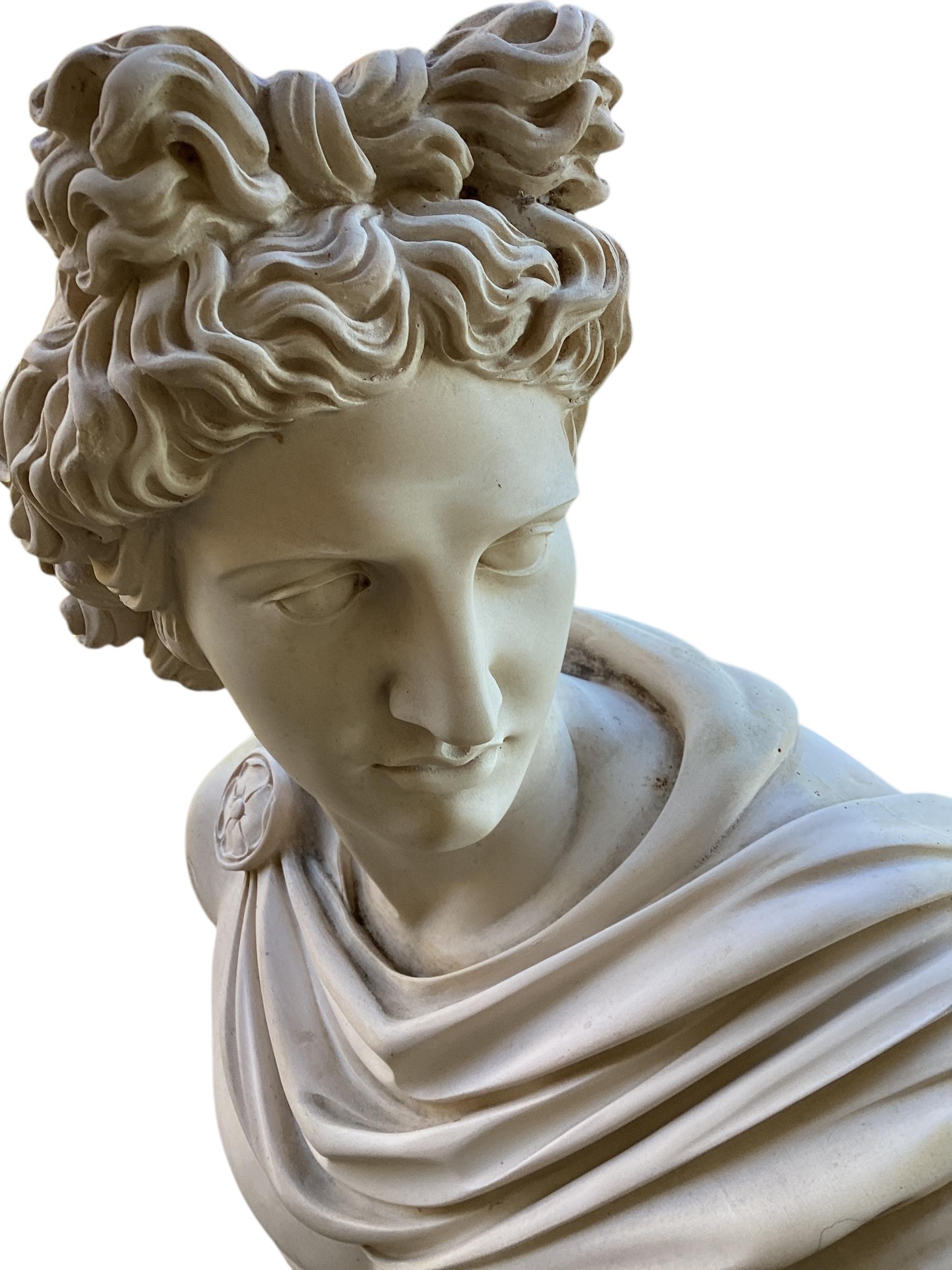 Greco classico Busto in alabastro d'epoca del dio greco Apollo 20° C. in vendita