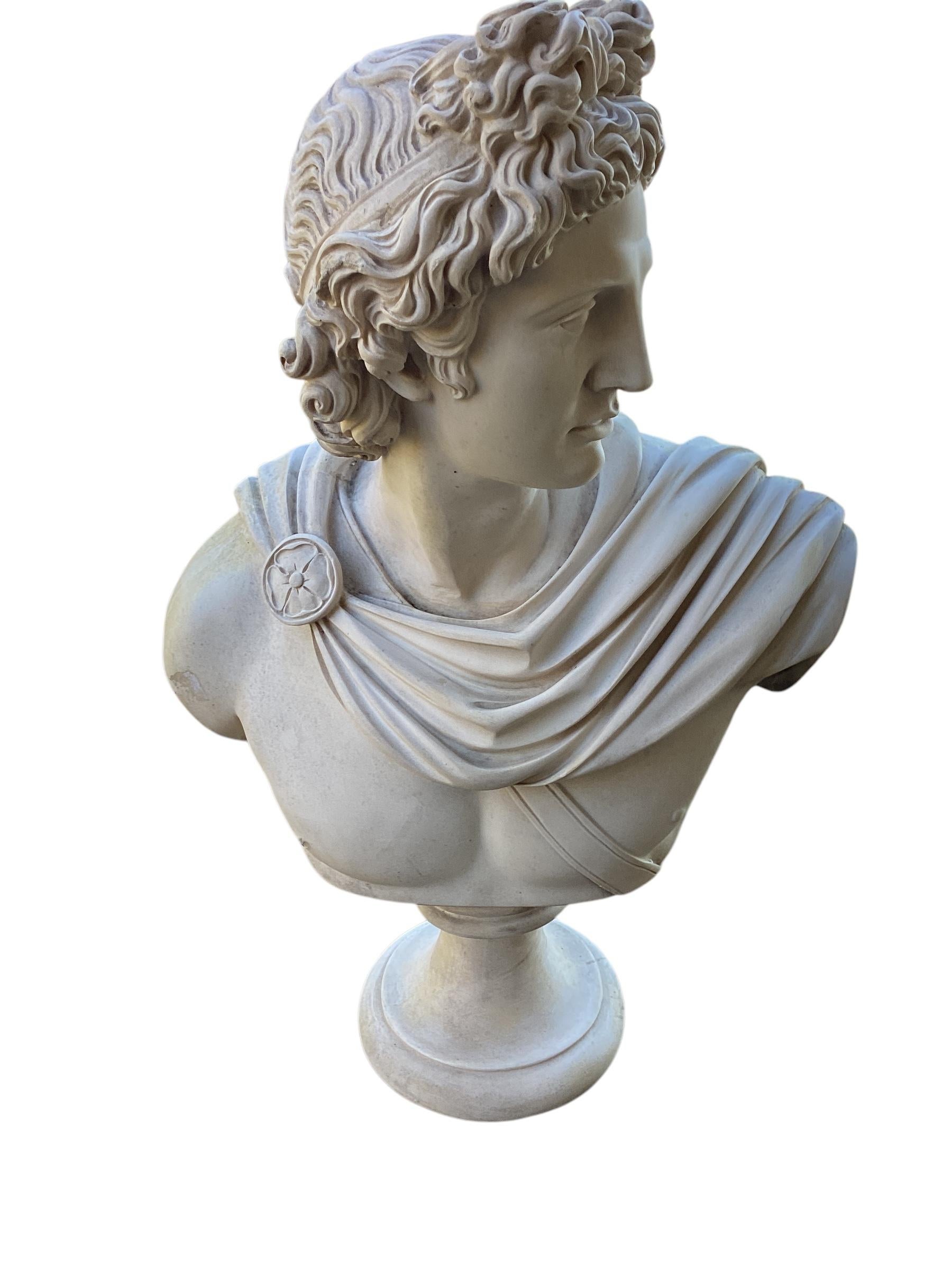 Busto in alabastro d'epoca del dio greco Apollo 20° C. In condizioni buone in vendita a Chapel Hill, NC