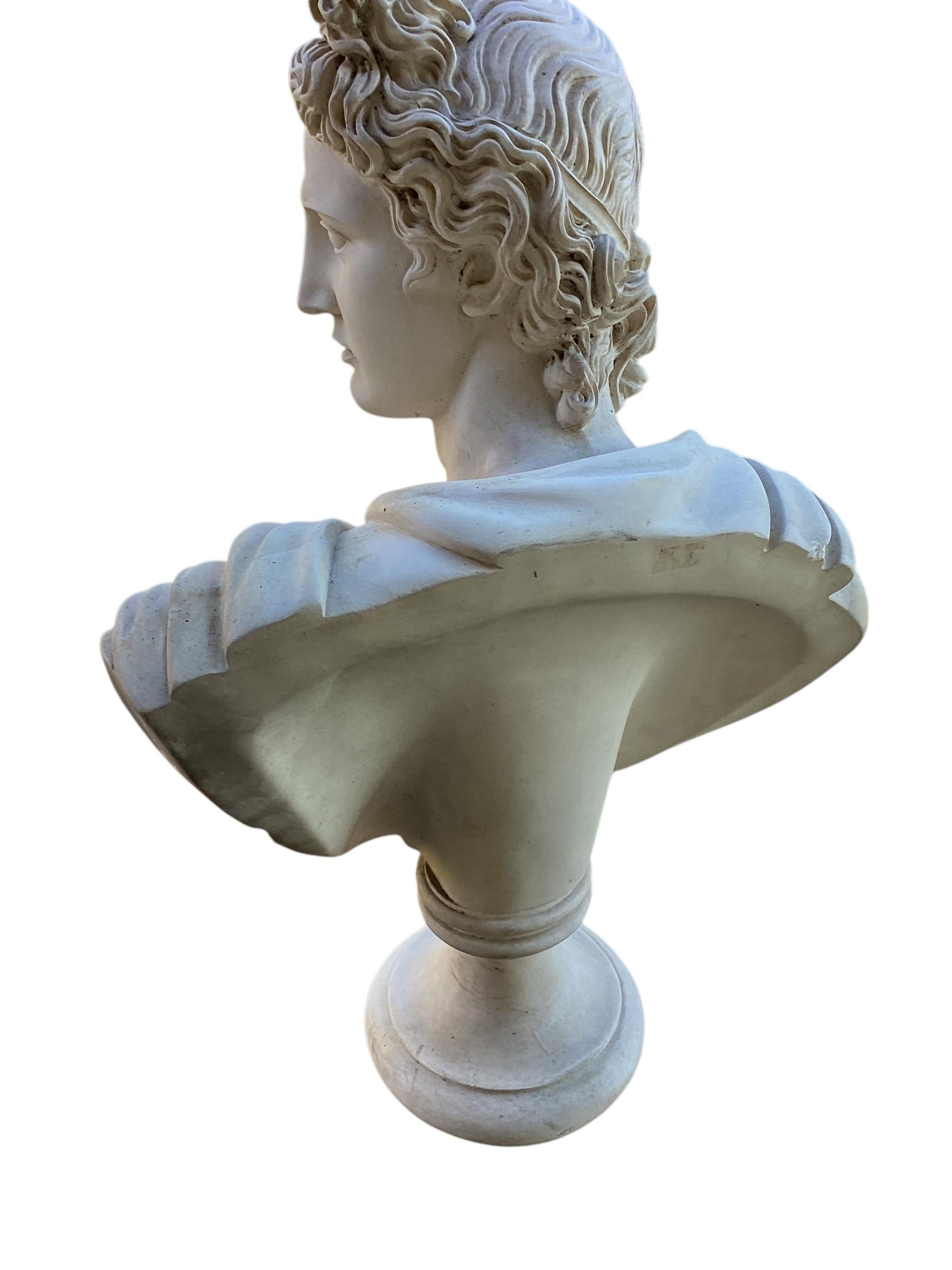 Busto in alabastro d'epoca del dio greco Apollo 20° C. in vendita 2