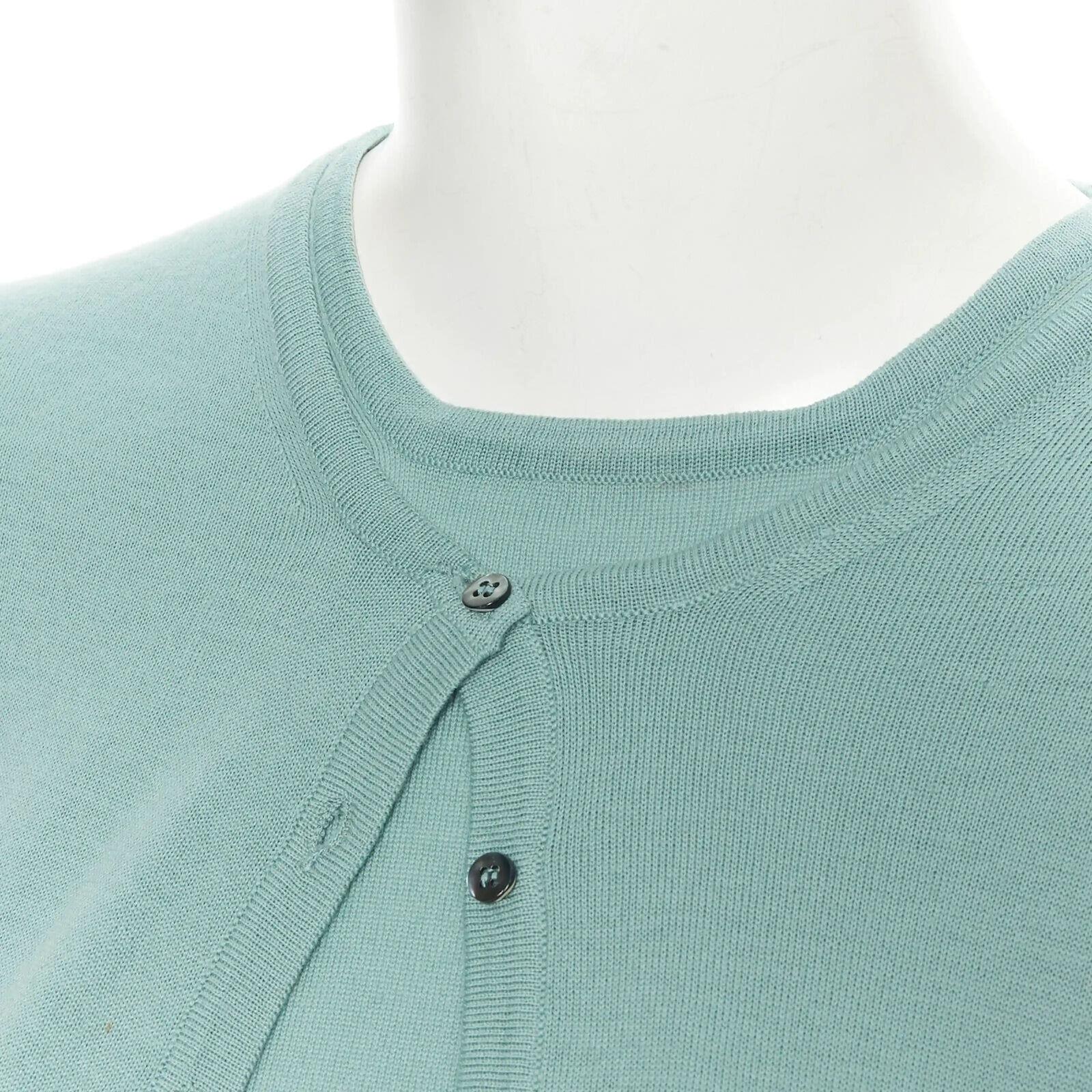 gilet cardigan vintage ALAIA 100% lana mare Greene & Greene L.A.
Riferimento: GIYG/A00073
Marchio: Alaia
Stilista: Azzedine Alaia
Modello: Cardigan twin set
Collezione: Permanente
Materiale: Viscosa, poliestere
Colore: verde
Modello: Tinta