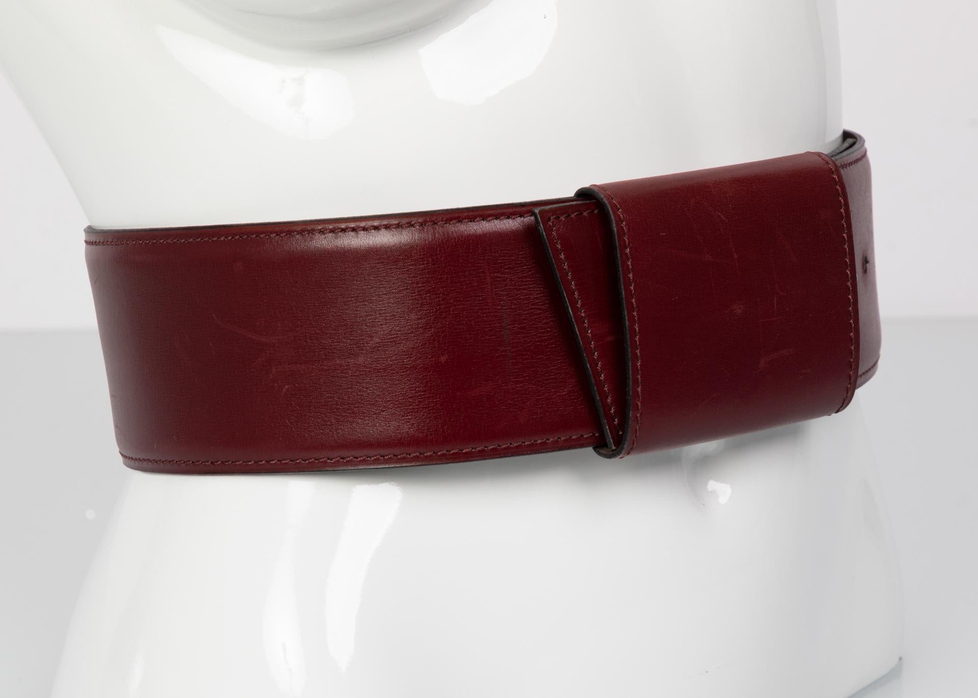 Bordeaux leather Alaïa waist belt with tonal stitching and peg-in-hole pull-through closure.
In very good condition, with minor wear to leather.

Measurements:
Length Min: 26 inches
Length Max: 28 inches
Width: 2.75 inches