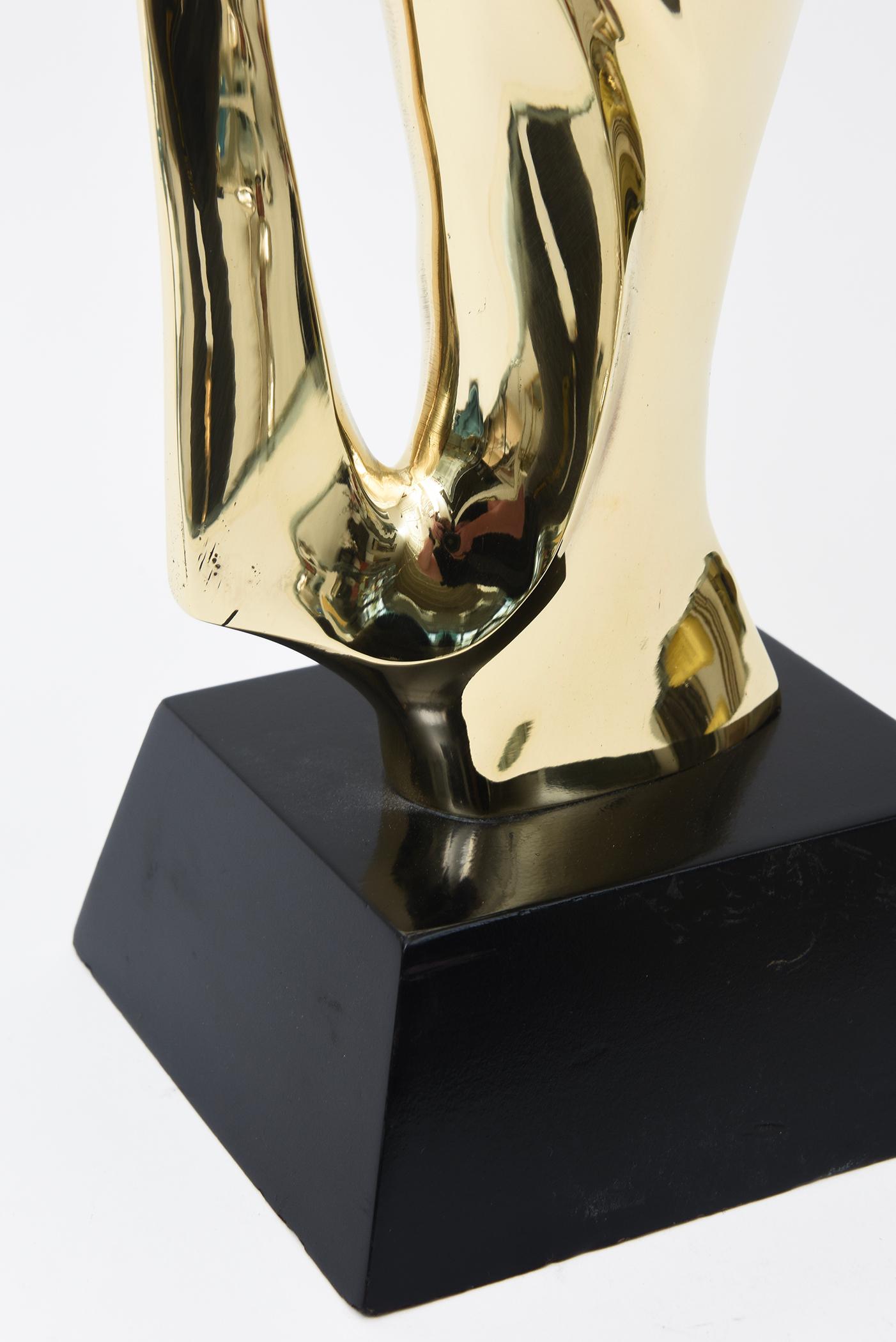Ottone Vintage Alain Chervet Scultura astratta modernista in ottone, base in Wood nero Francese in vendita